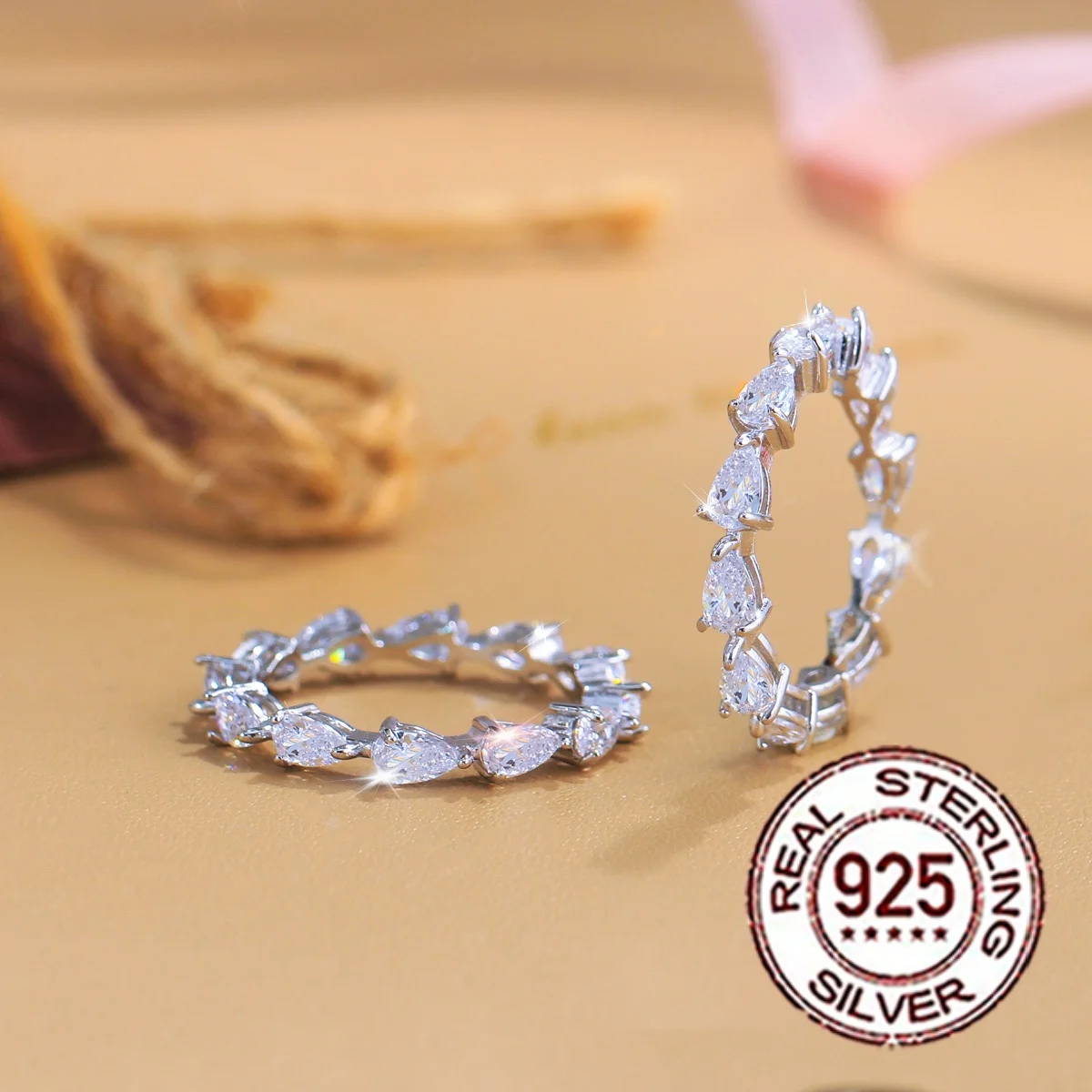 CWWZircons Ehering aus 925er-Sterlingsilber mit tropfenförmigem Zirkon, stapelbarer Ehering, Verlobungsring für Frauen, SR102 – Detail 8