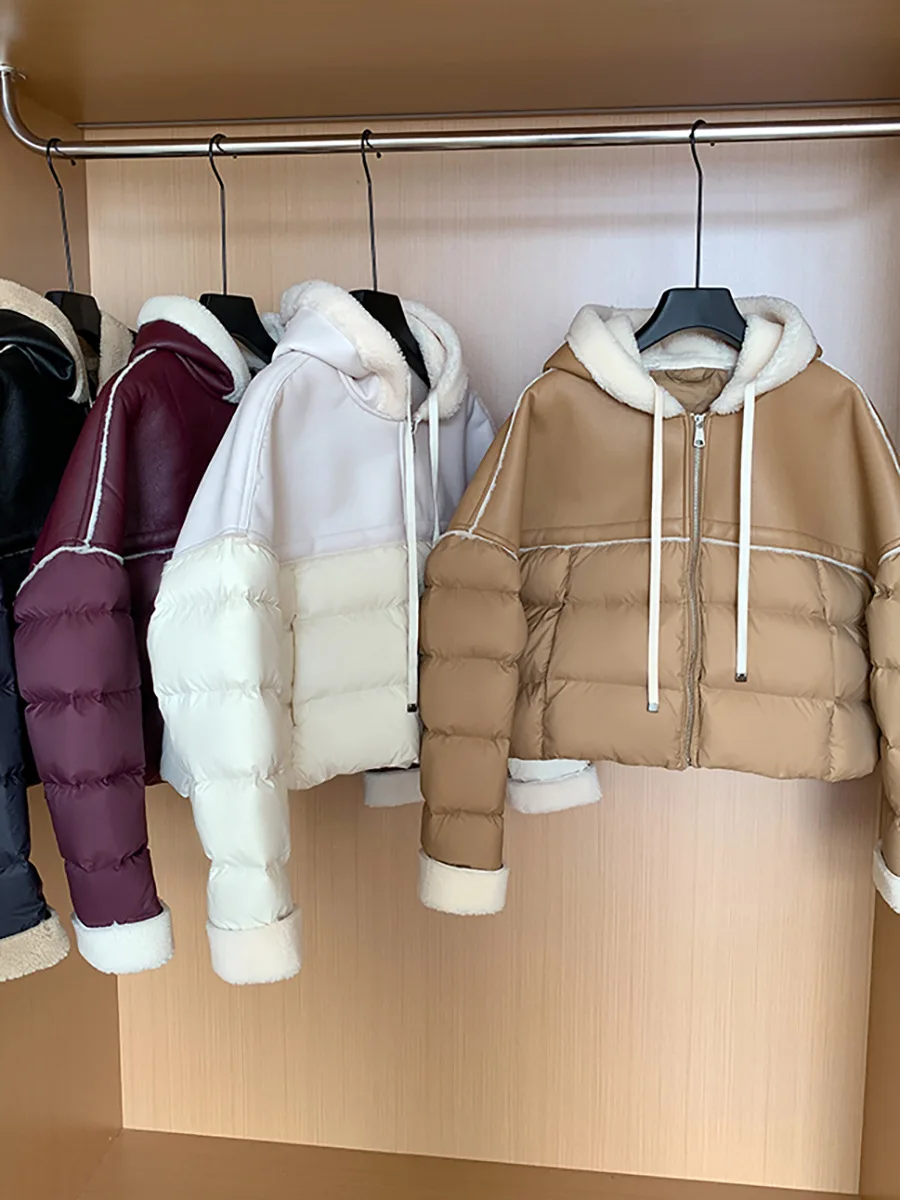 Jaket Musim Dingin PU Splicing Untuk Wanita Bulu Domba Imitasi Hangat Tebal Berkerudung Mantel Fashion High Street Bulu Angsa Putih