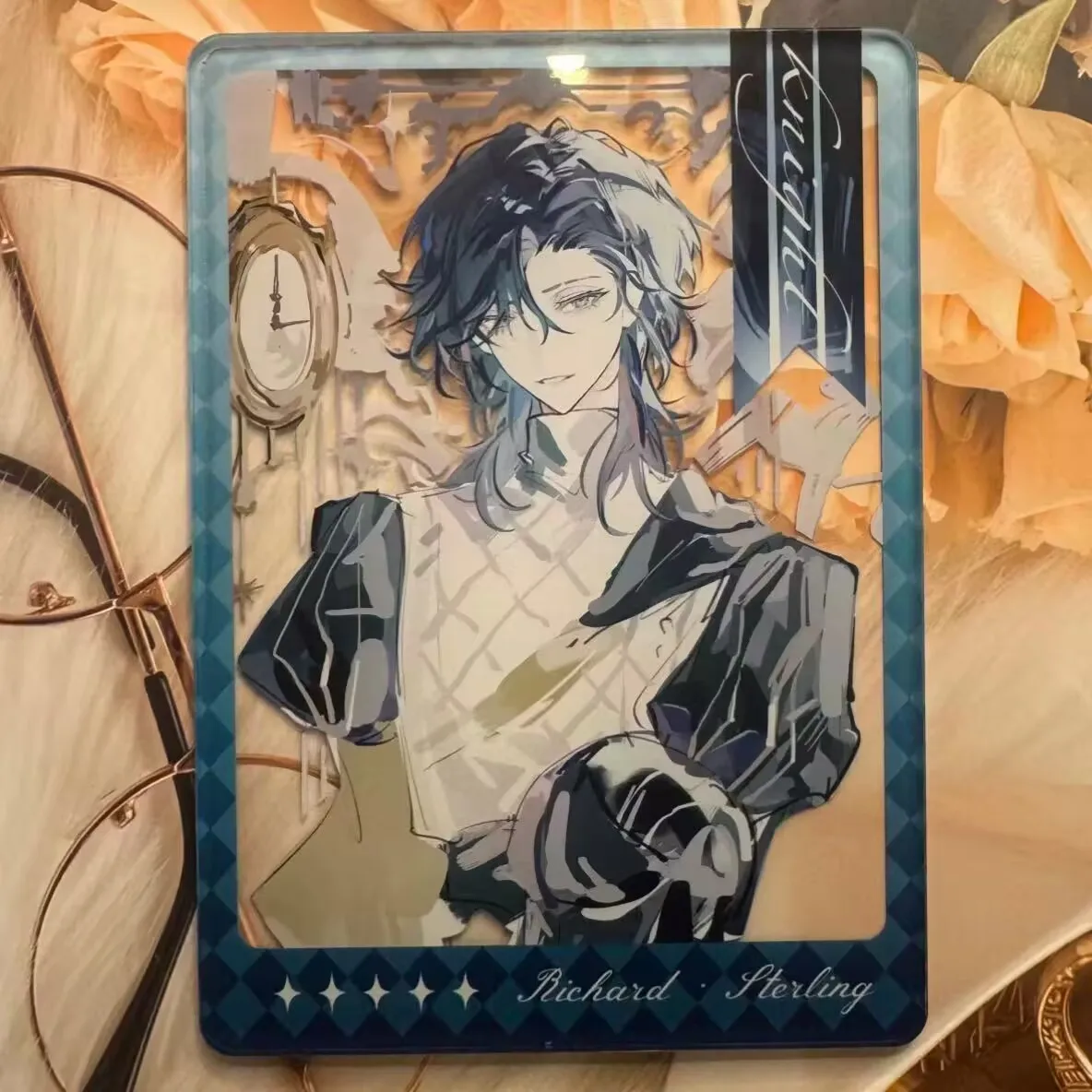 「Identity V」のアクリル製スタンディングサインと「Composer, Knight」の新しいインスタイルの装飾アイテムを囲む透明カード