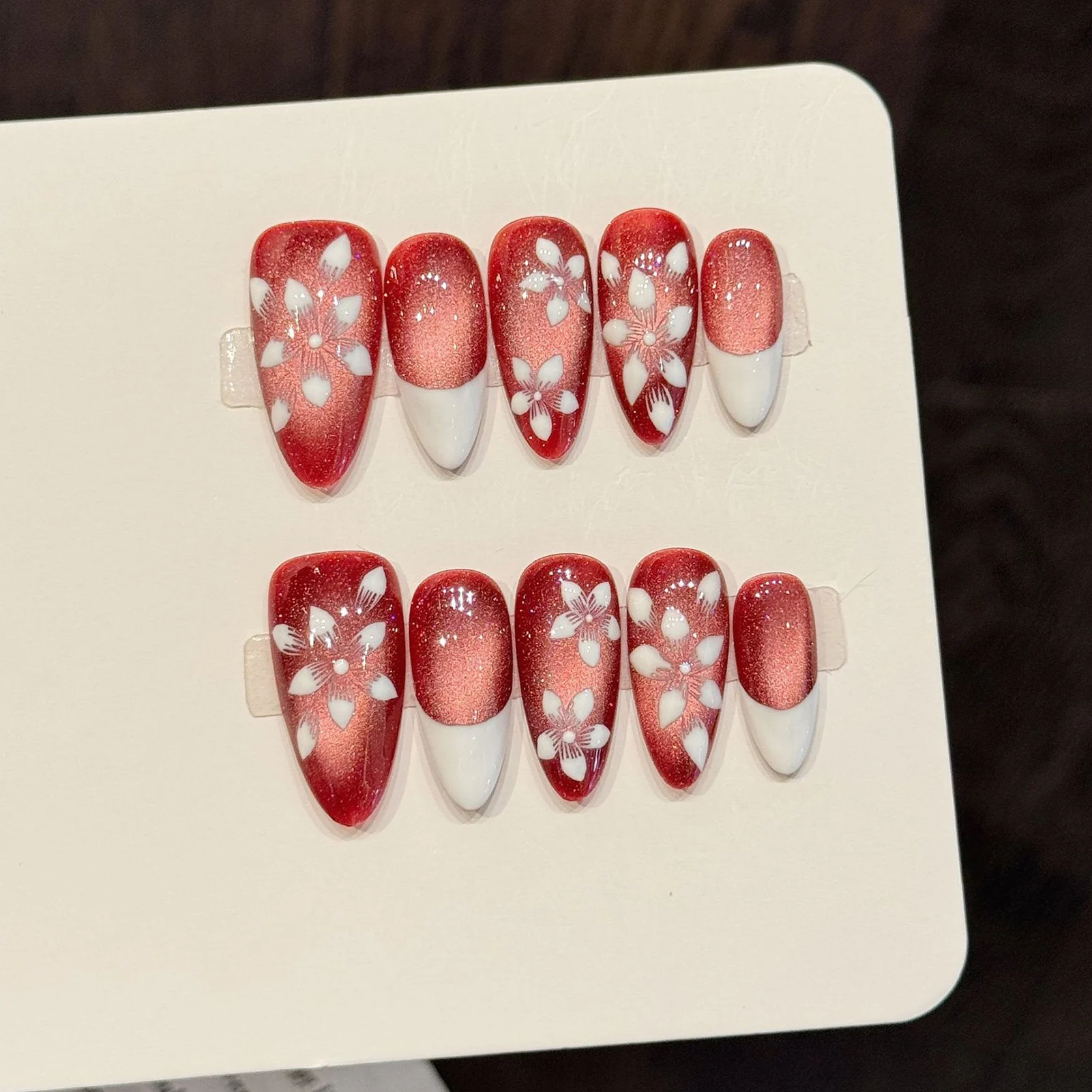 10 pièces rouge à la main amande presse sur les ongles, faux ongles français blancs modèles d'yeux de chat brillants, faux ongles à coller décor floral