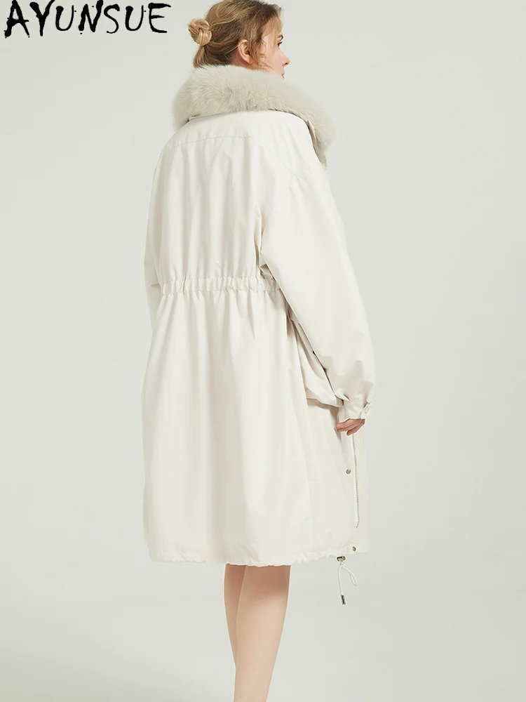 เสื้อโค้ทขนหงษ์ขาว AYUNSUE รุ่นปี 2025 ความยาวปานกลาง เสื้อพาร์ก้าสำหรับผู้หญิง ฤดูหนาวปี 2025 เสื้อผ้าผู้หญิงอุ่นสบาย แต่งขนสุนัขจิ้งจอกที่ปกเสื้อ สามารถถอดออกได้