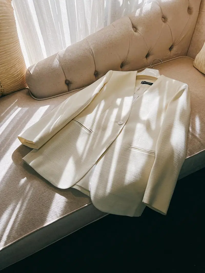 ชุดสูทลำลองคอวีสีขาวสำหรับผู้หญิง แฟชั่นทรงเข้ารูป แขนยาว สำหรับฤดูหนาว ปี 2024 ดีไซน์ดั้งเดิม ผลิตในจีน