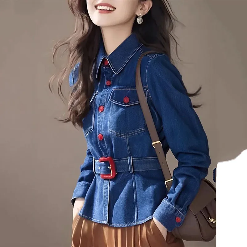 Camicetta di jeans da donna Camicia di jeans con cintura di design alla moda Colletto polo blu Giacca di jeans aderente in vita Abbigliamento primaverile autunnale