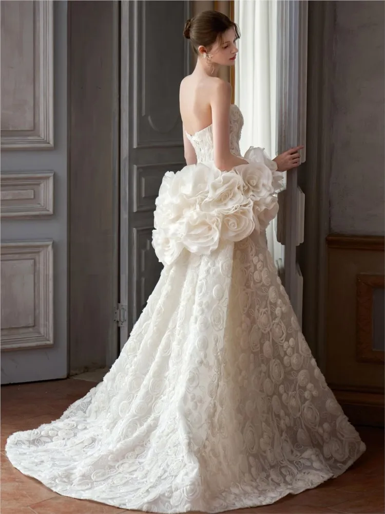 ชุดเดรสสีขาวผ้าทูลล์ลายดอกไม้แบบไม่มีสายสำหรับงานเลี้ยง