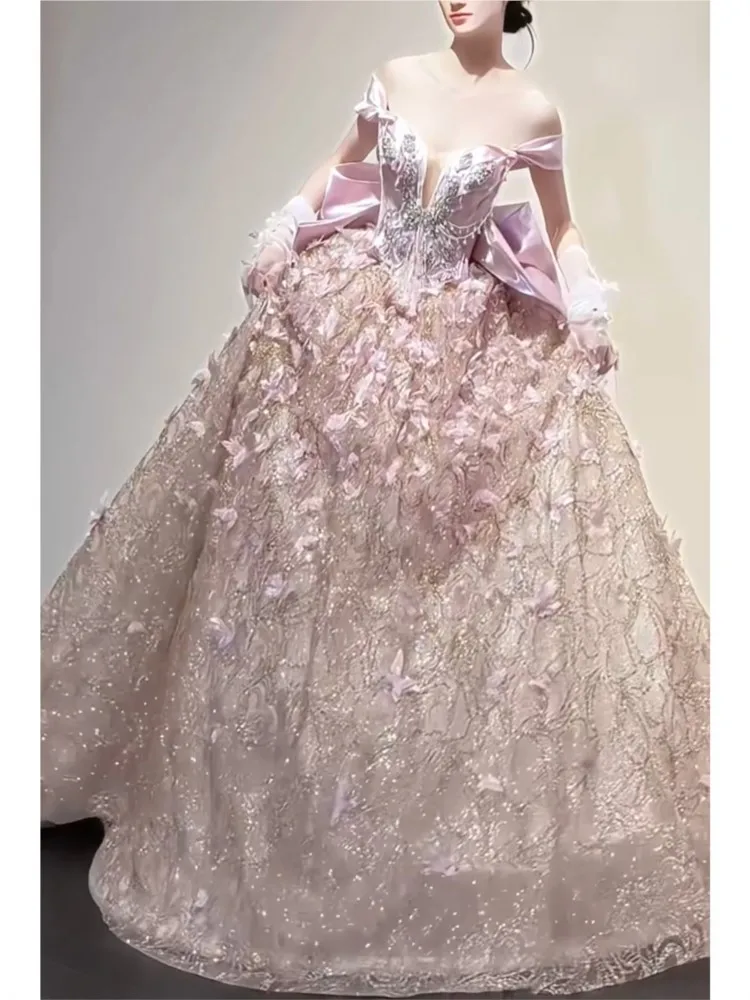 A new one-shoulder style toasting vocal music and art examination dress