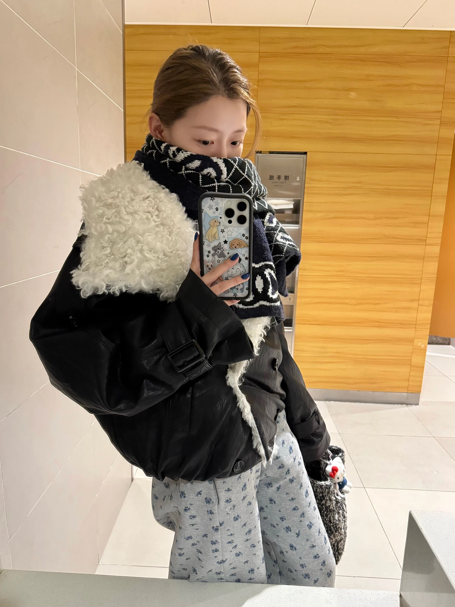 ラムシープスキンショートパーカーコート レディース 厚手 暖かい冬用アウター カジュアルスタイル スタンダードフィット PUレザー 保温機能付き