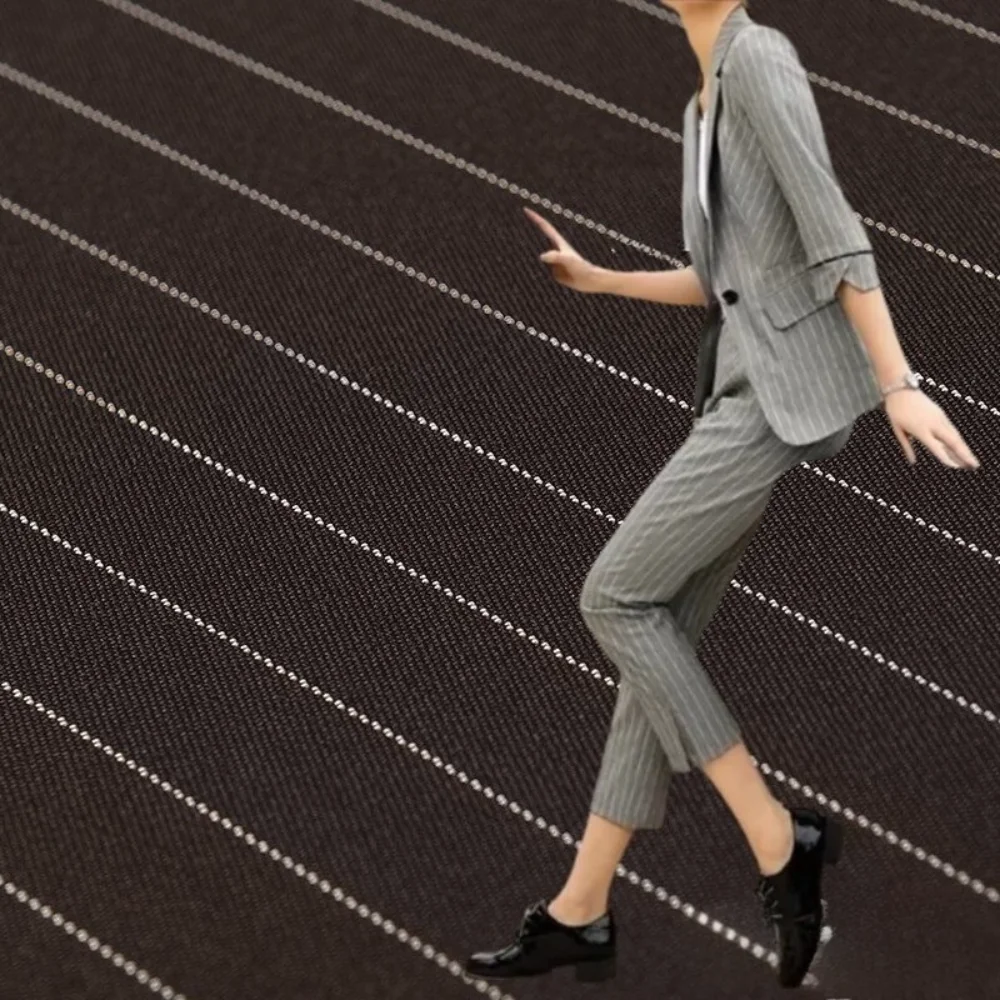 

Ткань в тонкую полоску, износостойкая, для пошива костюмов и платьев, весенне-летняя, продается на метры