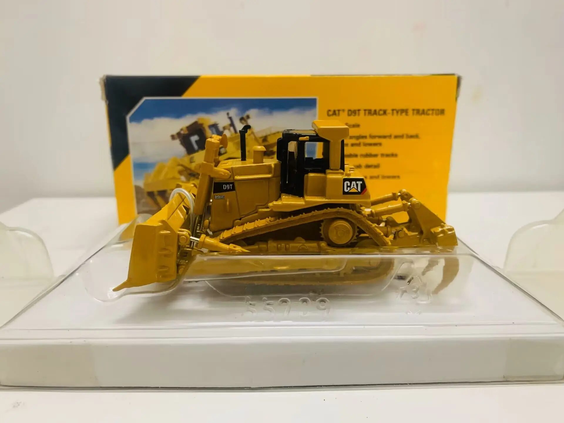 D9T Track-Type Tractor 1/87 Scale Die-Cast Model 55209