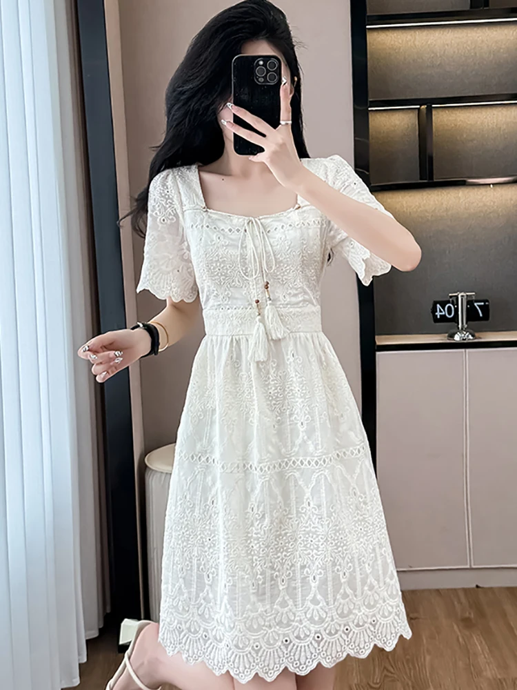 Wit borduurwerk uitgehold casual korte jurk voor dames zomer chique strik kwastje vierkante kraag jurk 2025, Koreaanse bodycon-jurken