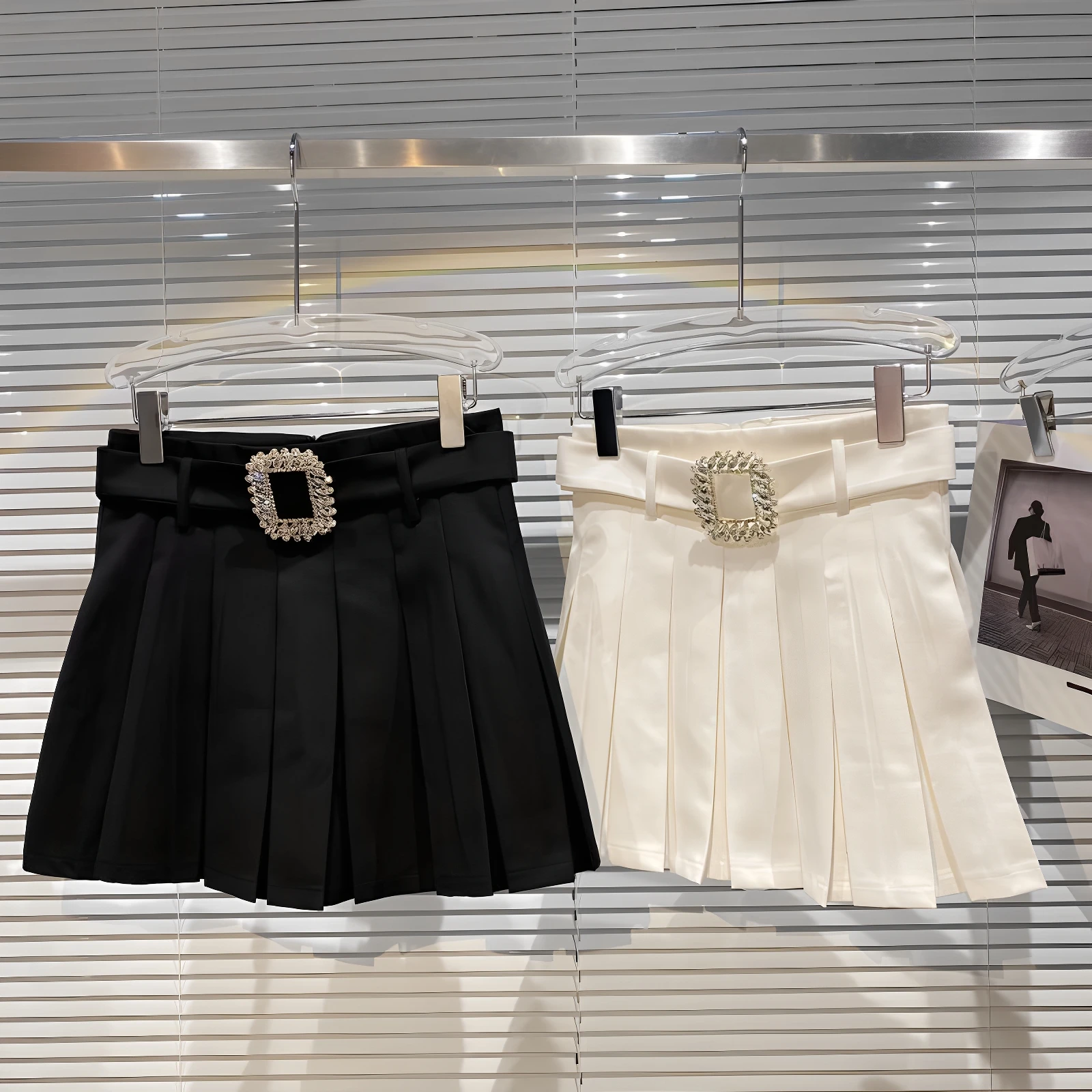 

Весна 2026: Модная женская плиссированная короткая юбка с квадратным поясом из страз, защита от просвечивания, черная
