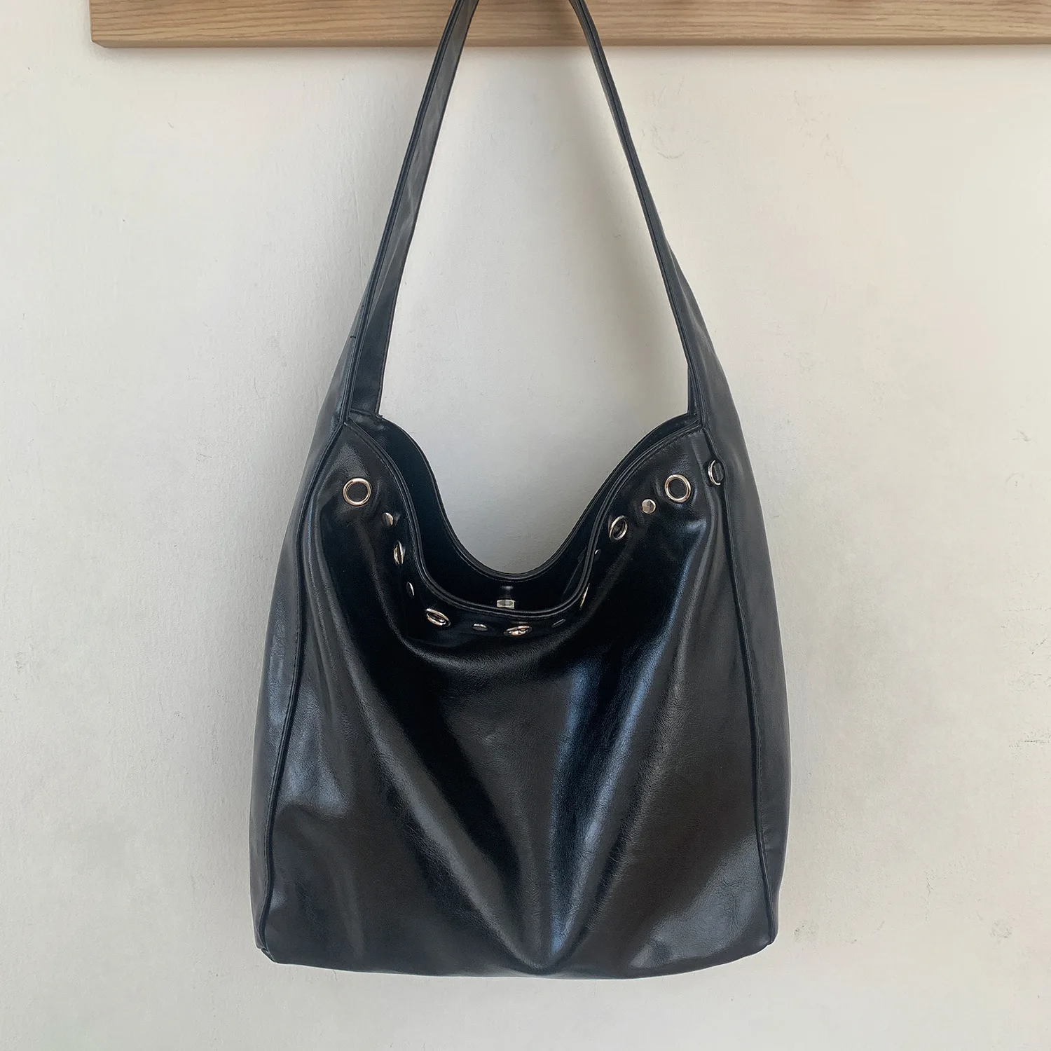 

Модные сумки на плечо с шипами для женщин, дизайнерская сумка, новые роскошные сумки с заклепками, мягкая сумка-ведро из искусственной кожи, кошельки для покупок