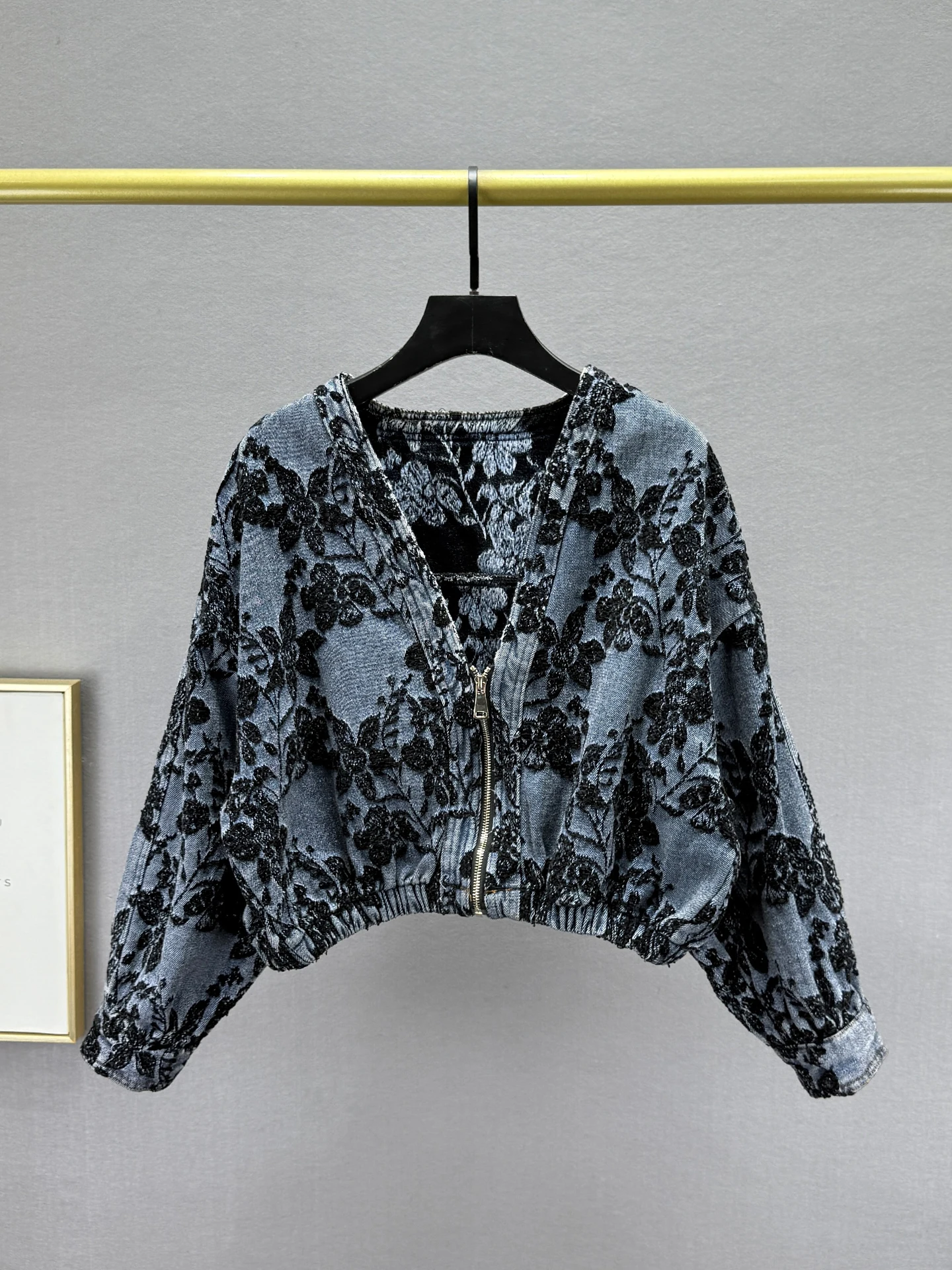 

Ретро джинсовая куртка с вышивкой для женщин, свободного кроя, с эффектом похудения, с длинными рукавами, V-образным вырезом, винтажный стиль, из смесового хлопка и полиэстера