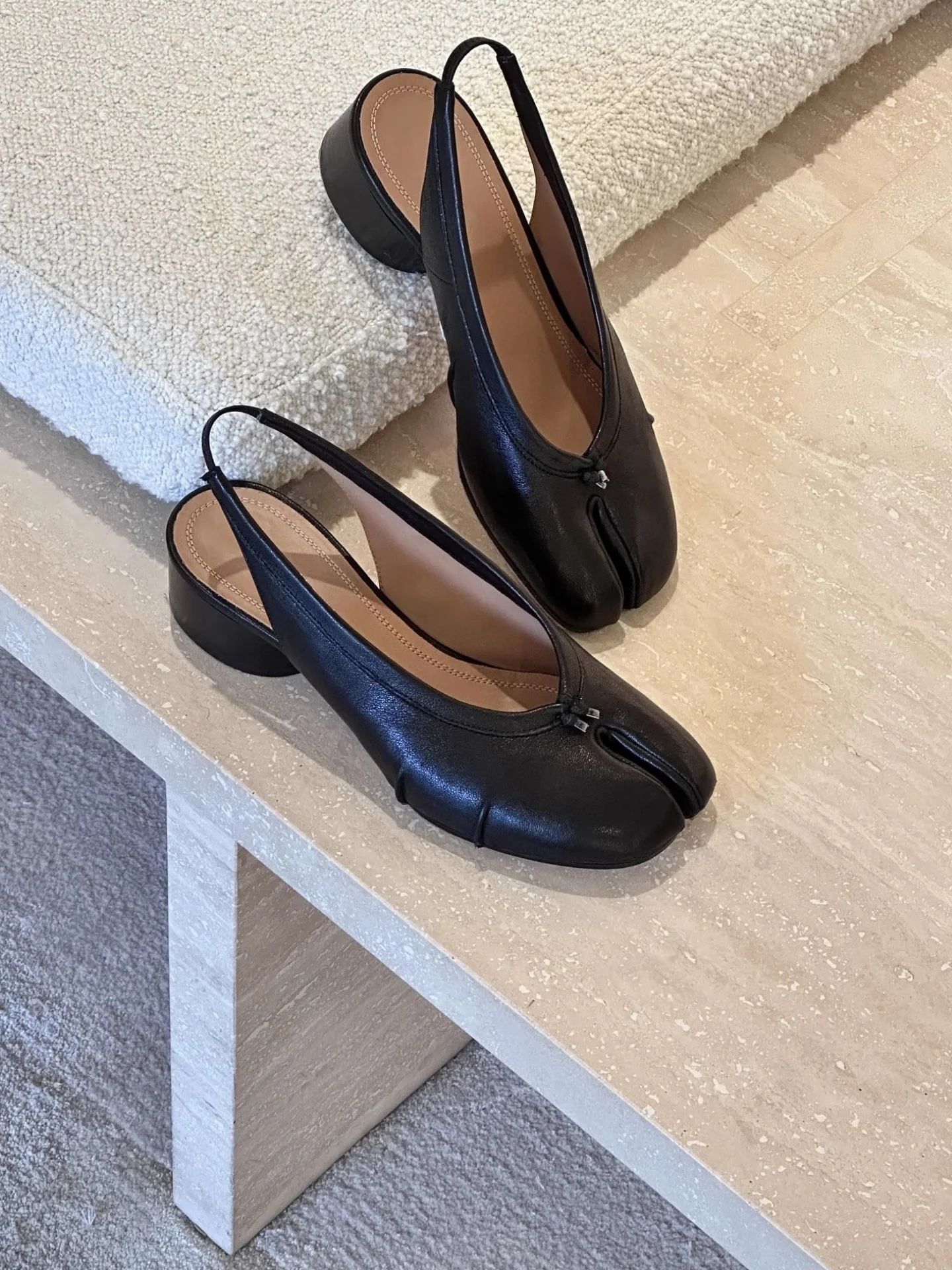 

2025 Summer New Lady Outdoor Sandals Tabi Toe Black Simple Design Comfortable Casual Daily Office Women Shallow Single Shoes