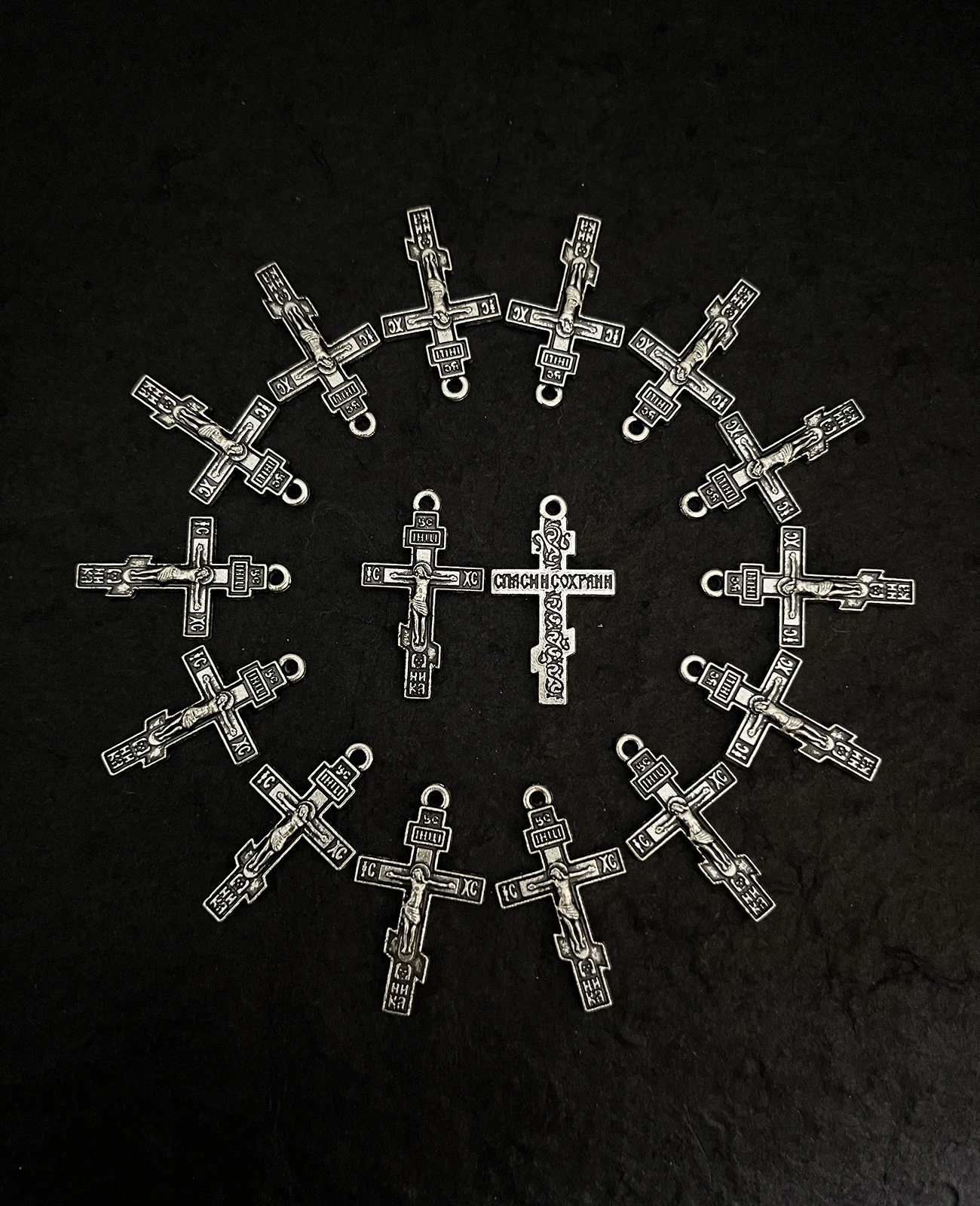 10 Stück orthodoxes Kruzifix Jesus Christus auf Kreuz Anhänger Antiker ICXC Kreuz Anhänger für Halskette DIY Schmuck Zubehör