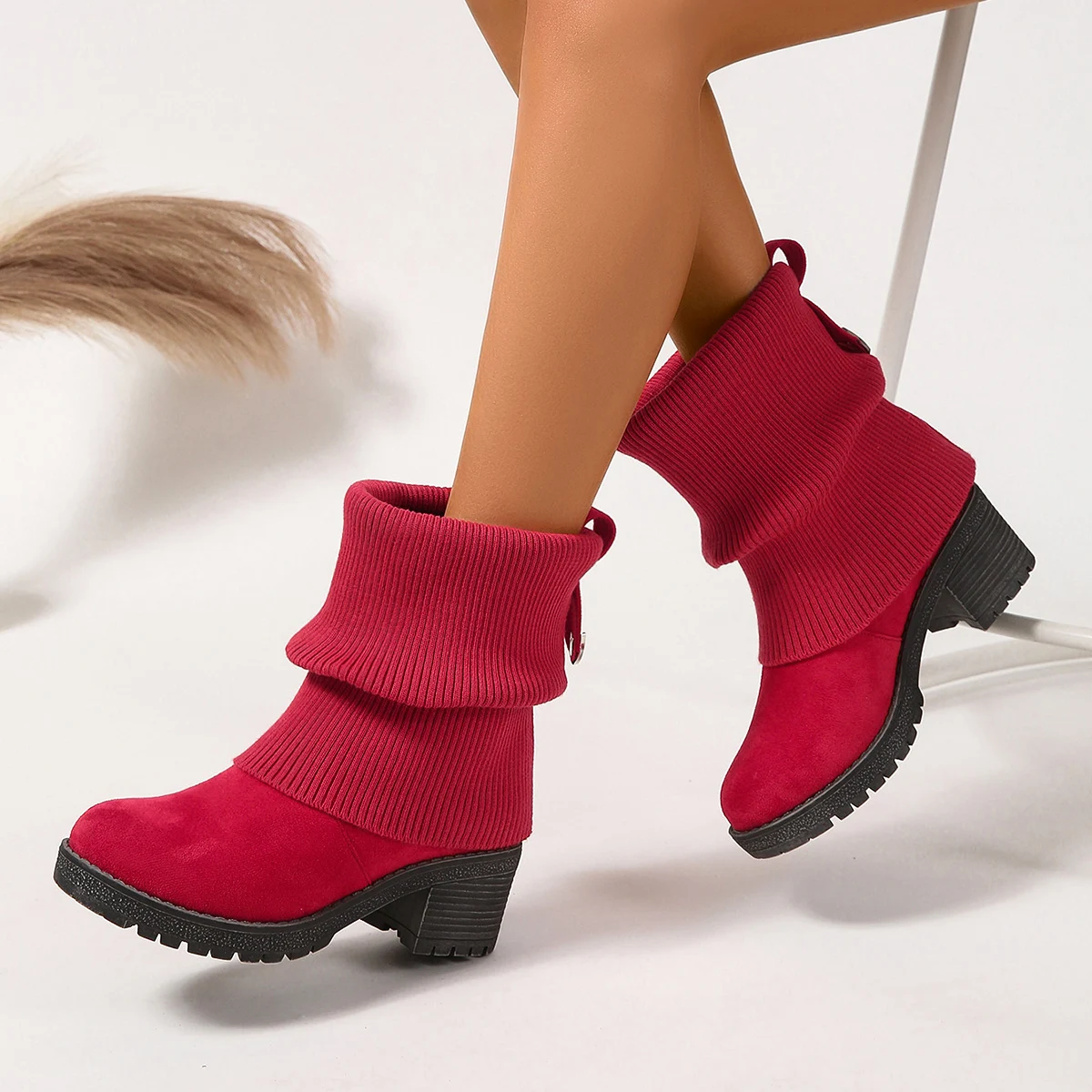 

Женские сапоги с металлическим шерстяным воротником на толстой подошве — стильные, элегантные и удобные и универсальные женские сапоги.