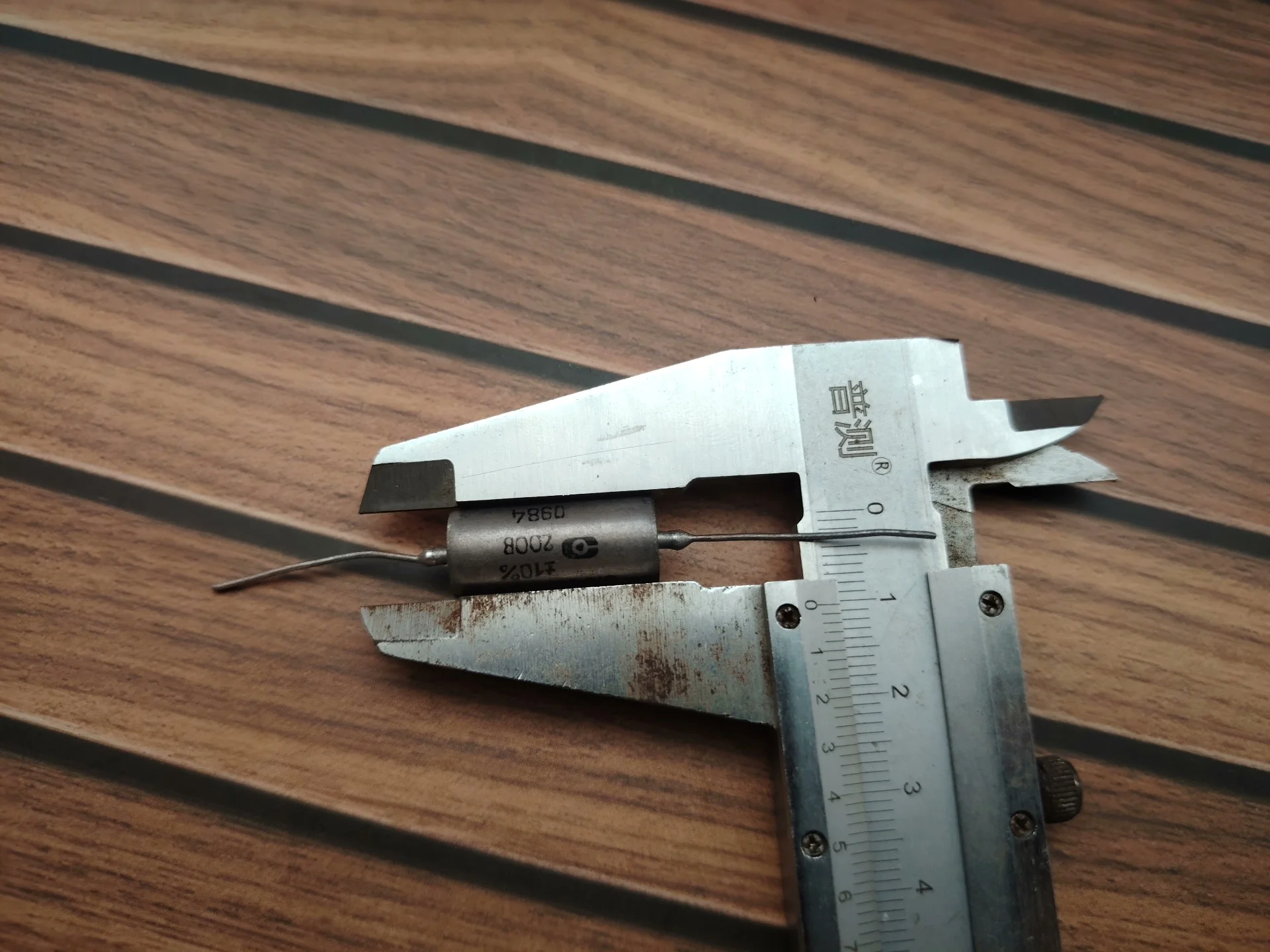 

1 шт. 2.2мкФ 3.3мкФ 4.7мкФ 6.8мкФ 8.2мкФ 10мкФ 50В 100В 200В 400В конденсатор для гитарного усилителя, трубчатый, с масляным наполнением, осевой