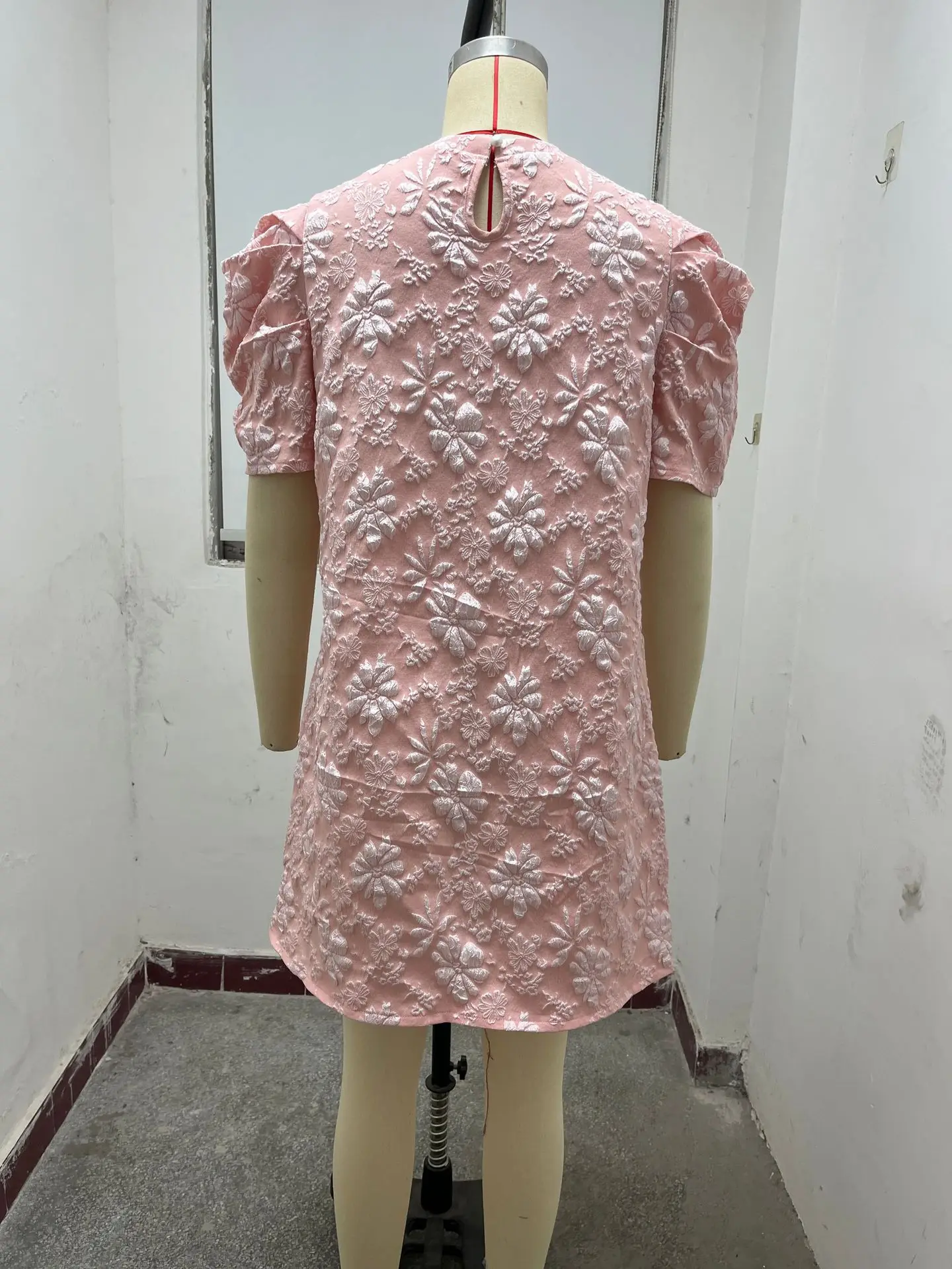 2025 여름 신상 여성 솔리드 컬러 버블 소매 텍스처 자카드 라운드넥 반팔 레트로 스타일 미니 드레스