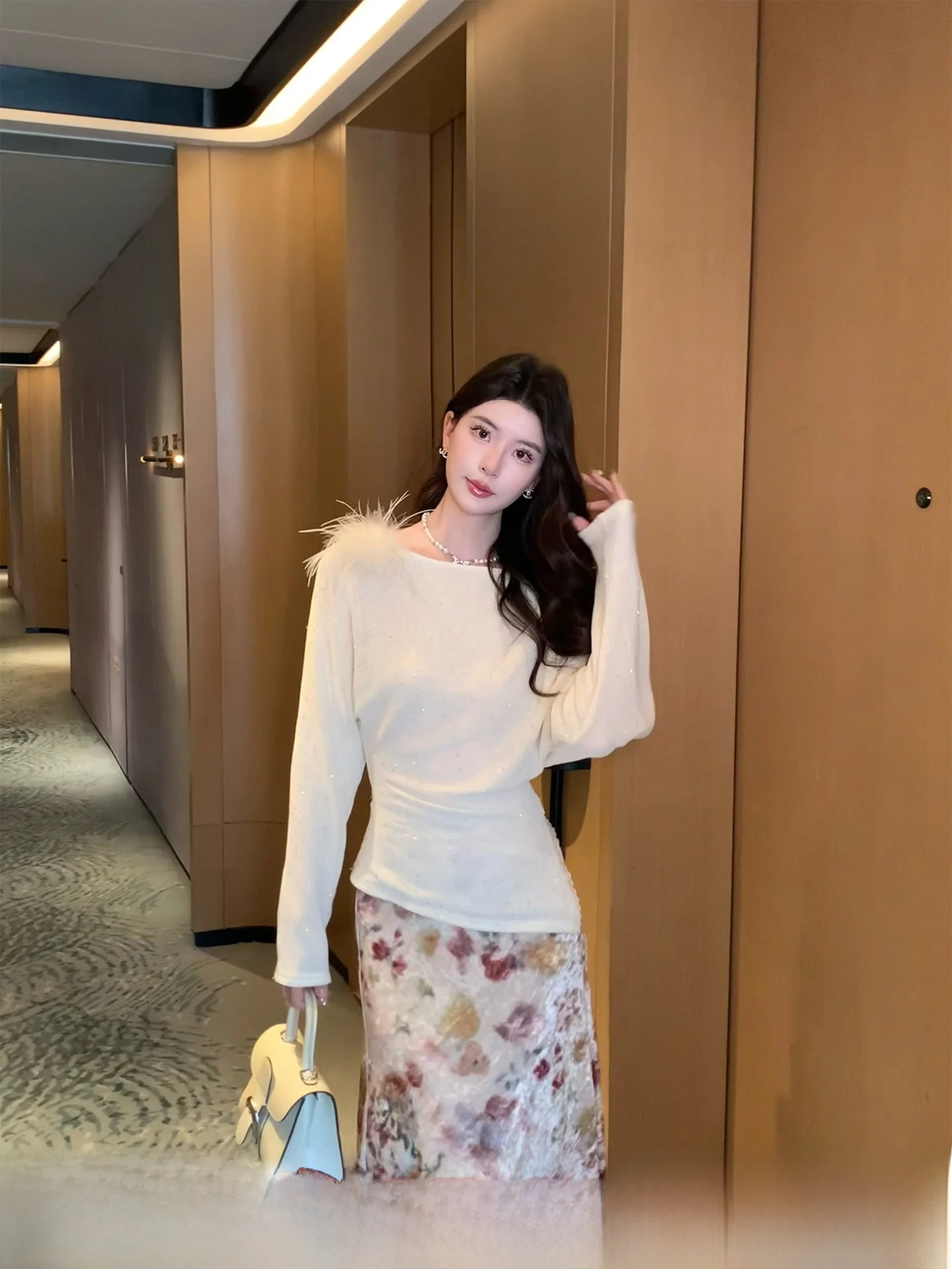 

Женская вязаная кофта Kun Total бежевого цвета с мелкими пайетками, приталенного кроя, повседневная, с длинными рукавами, из смеси полиэстера и акрила.