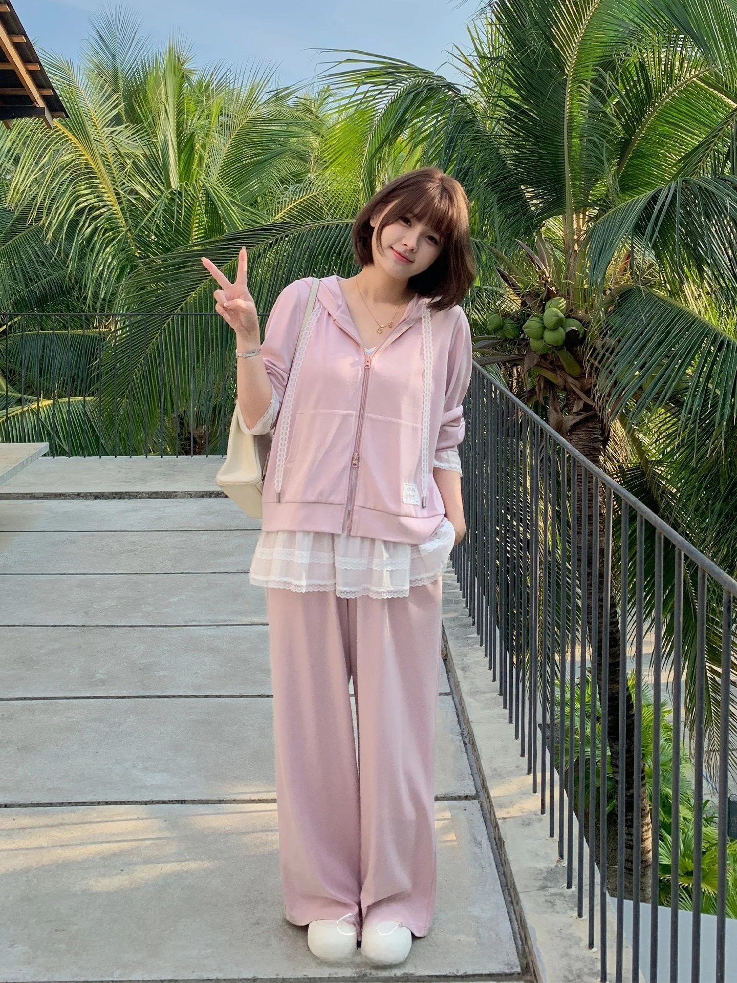 

Комплект Masisi 224: Новинка, 20 баллов, повседневный свитшот, футболка с рюшами и бретелями, брюки с высокой талией, весенний комплект из двух предметов