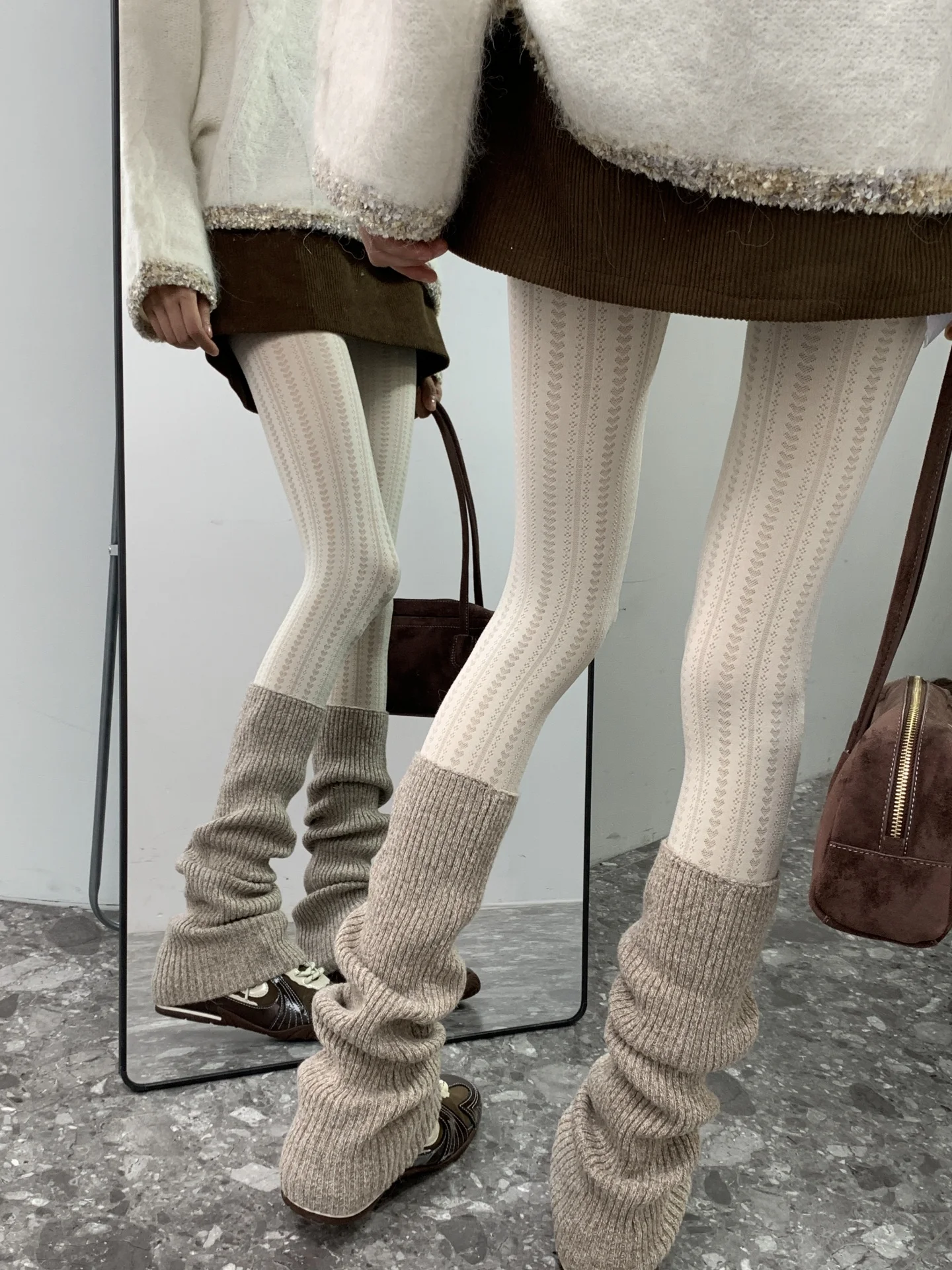 conjunto-de-duas-pecas-com-listras-verticais-em-caqui-claro-design-simples-fee-island-sosdf-inverno-2025-origem-chinesa-sem-marca-registrada