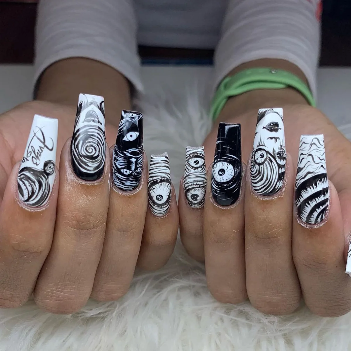 

Cartoon Style Horror 2D Design Self-adhesive Nails Hand-painted Black and White Face Bloodshot Eyes Smiling Lips Nail Decoration