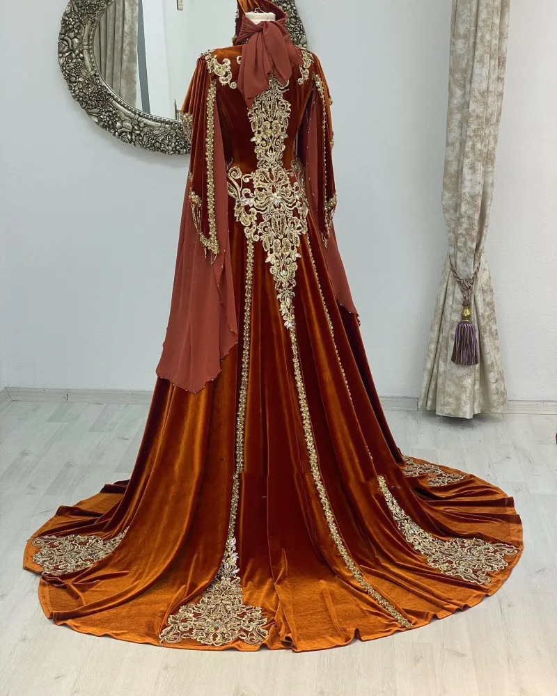 Moroccan Caftan For Weddings 2023 Brown Velvet Evening Dresses Gold Lace Applique Kaftan Prom Gowns with Long Cape Wrap