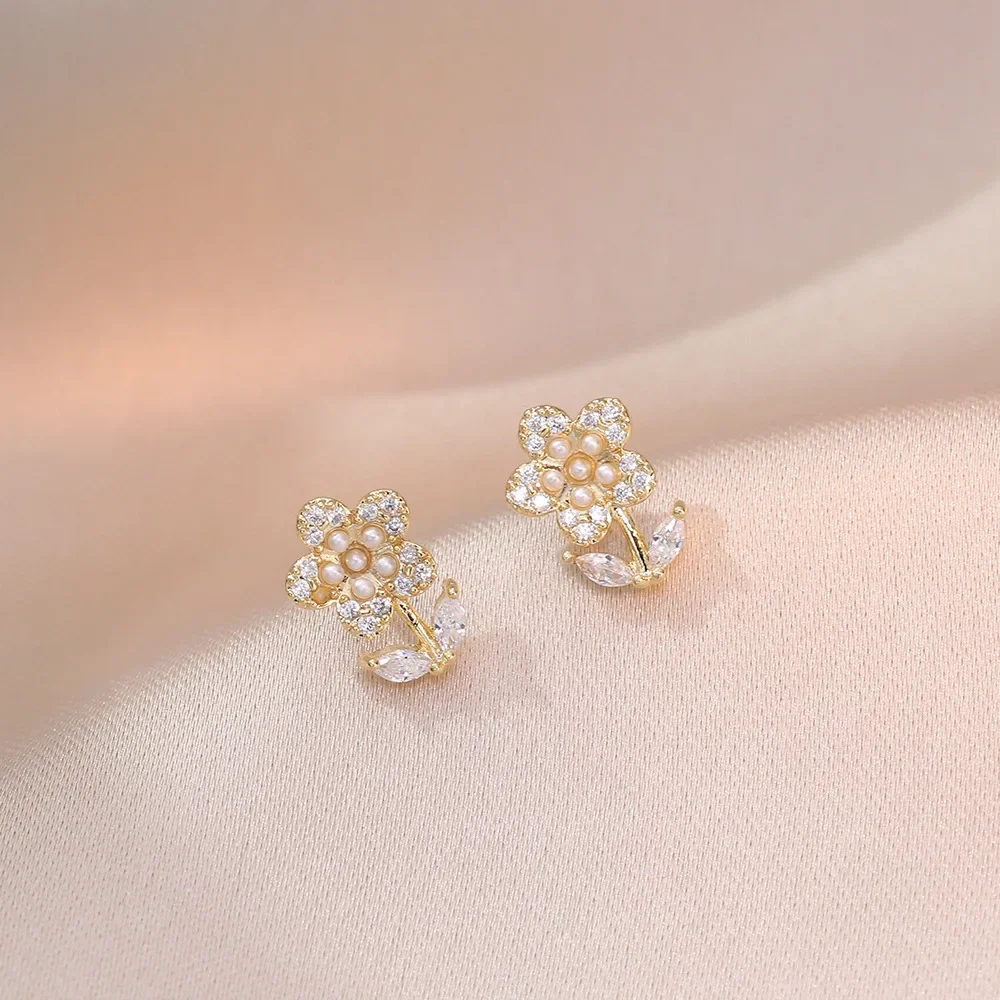 

Fashion simple flower natural freshwater pearl stud earrings for women