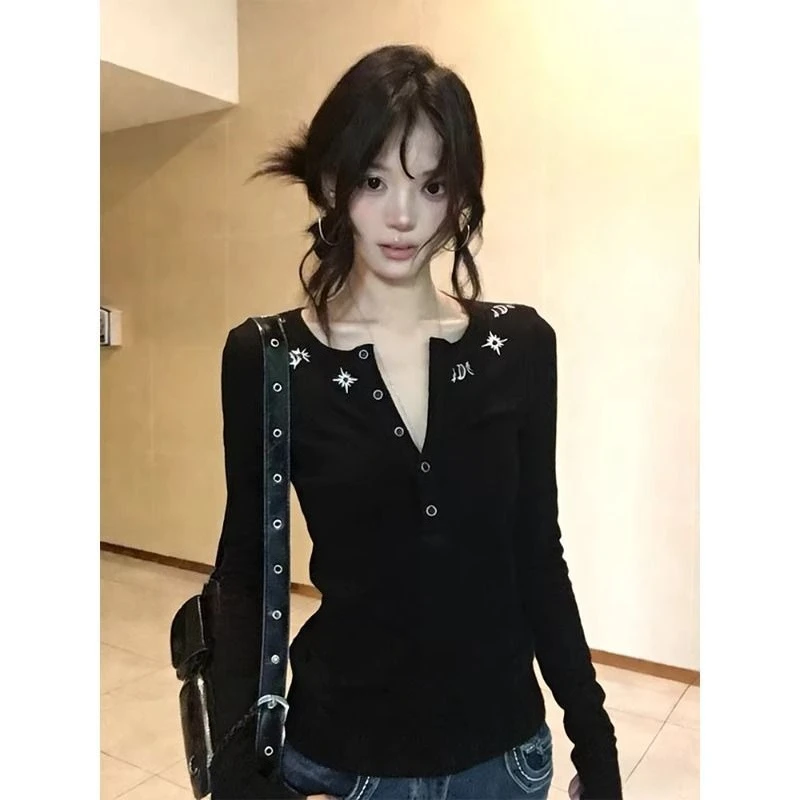 

HOUZHOU Vintage Gothic T-shirts Women Black Grunge Embroidery V-neck Tees Retro Y2k Punk Style Aesthetic Long Sleeve T-Shirts