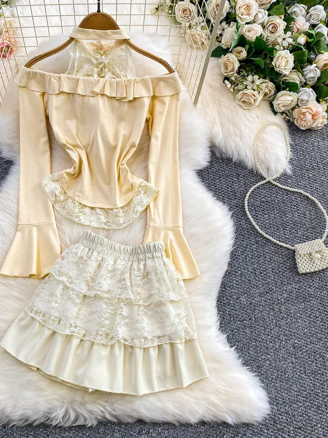 طقم نسائي من قطعتين: تي شيرت بياقة دانتيل مزين بتصميم كلب لطيف يظهر الشباب مع حشوة للصدر وتنورة قصيرة منفوشة