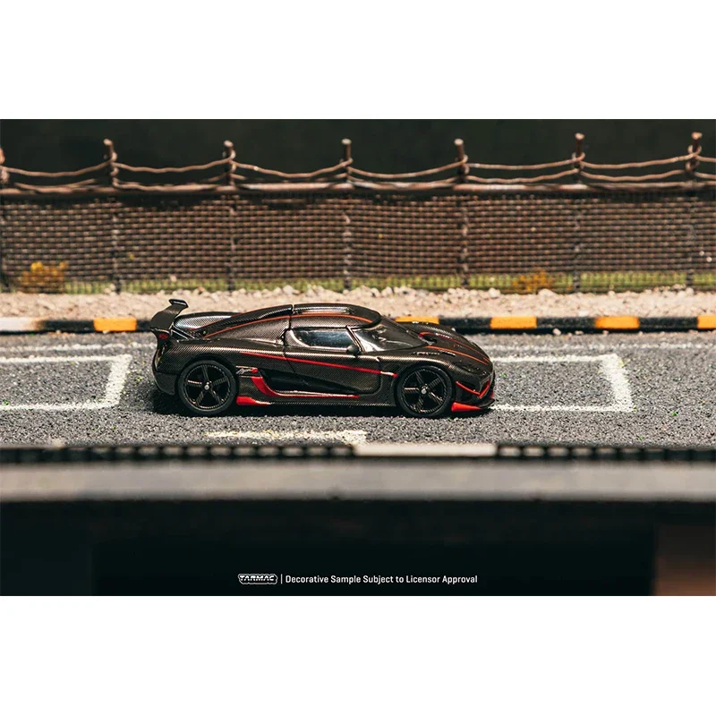 先行販売 TW 1:64 ケーニグセグ アゲーラ RS ブラックカーボンファイバー レッドアクセント ダイキャストカーモデル コレクション おもちゃ ターマックワークス