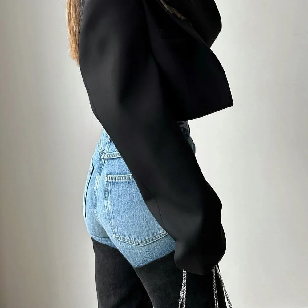 جينز نسائي قديم مستقيم موضة شتاء 2025 بألوان متباينة