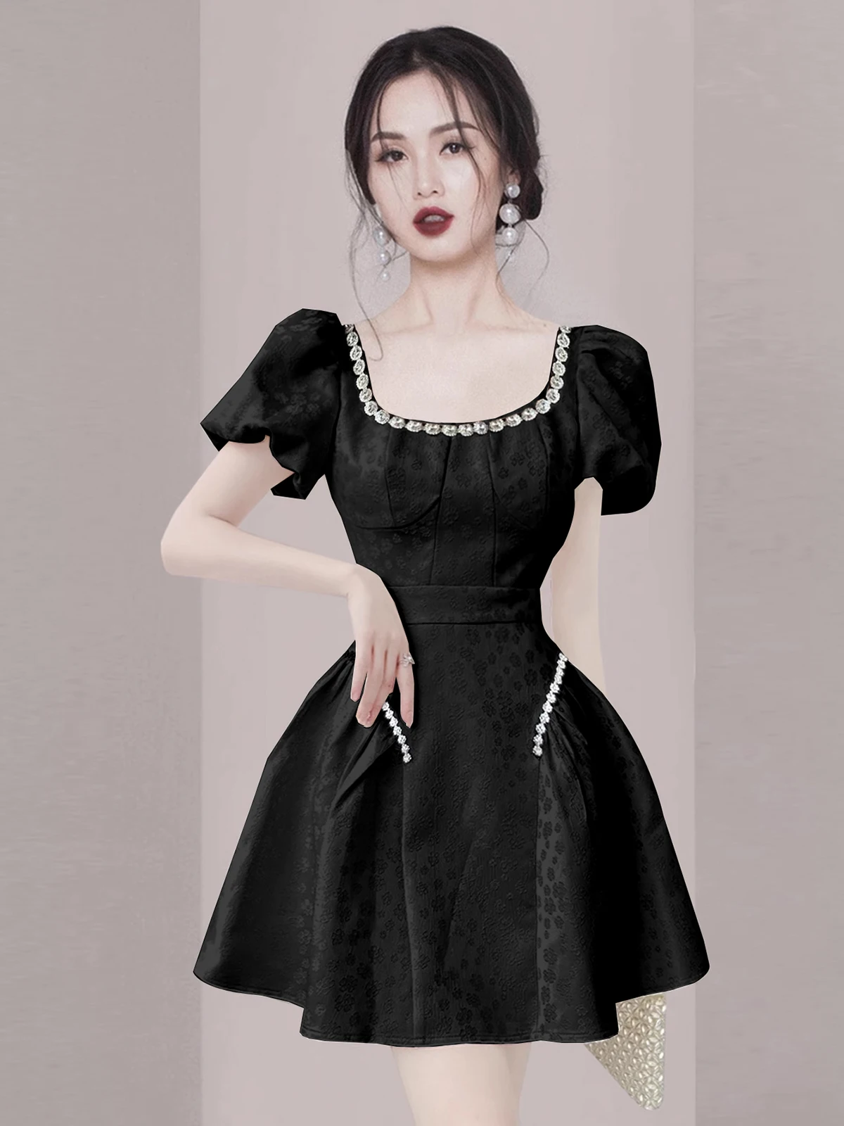 

Новинка! Элегантное платье А-силуэта с квадратным вырезом, рукавами-фонариками и завышенной талией в стиле Хепберн. Сексуальное, приталенное, весеннее.