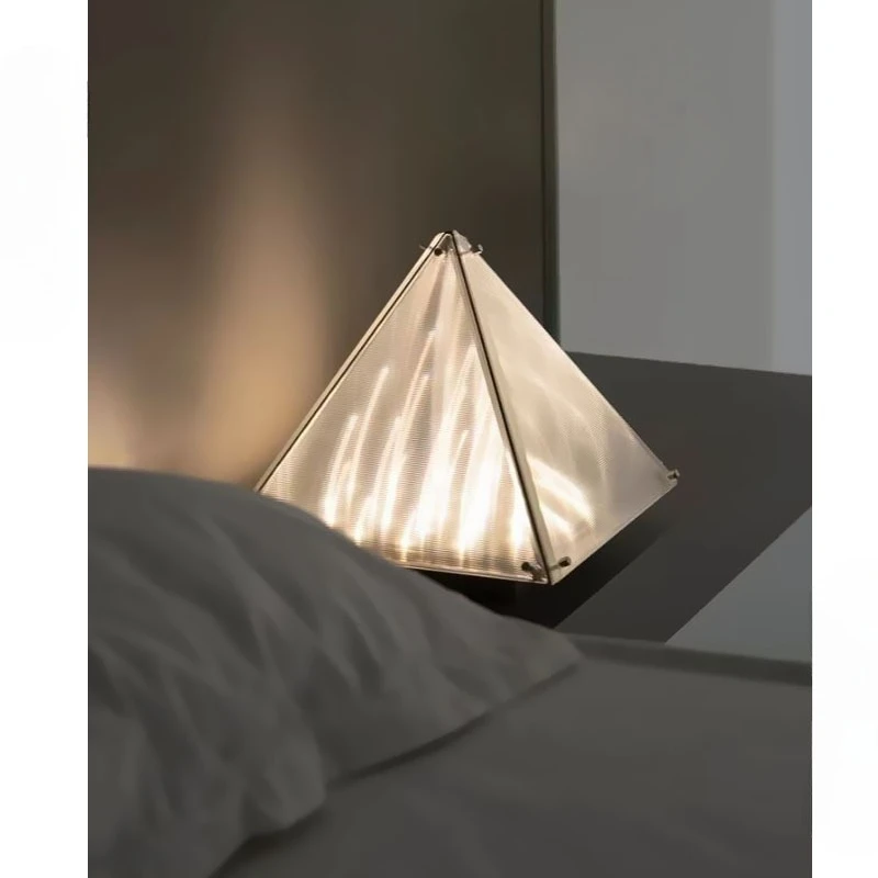 Прикроватная настольная лампа в стиле арт-деко с фрагментом для спальни