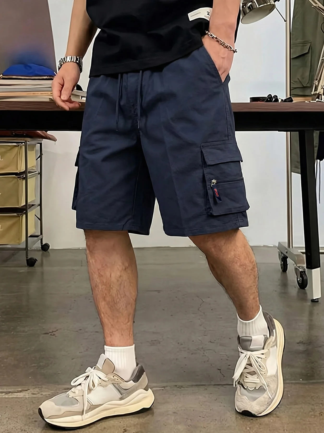 Gerade geschnittene Cargo-Shorts für Herren, leicht, atmungsaktiv, einfarbig, Kordelzug an der Taille mit Reißverschlusstaschen, lässige Sommer-Shorts – Detail 4