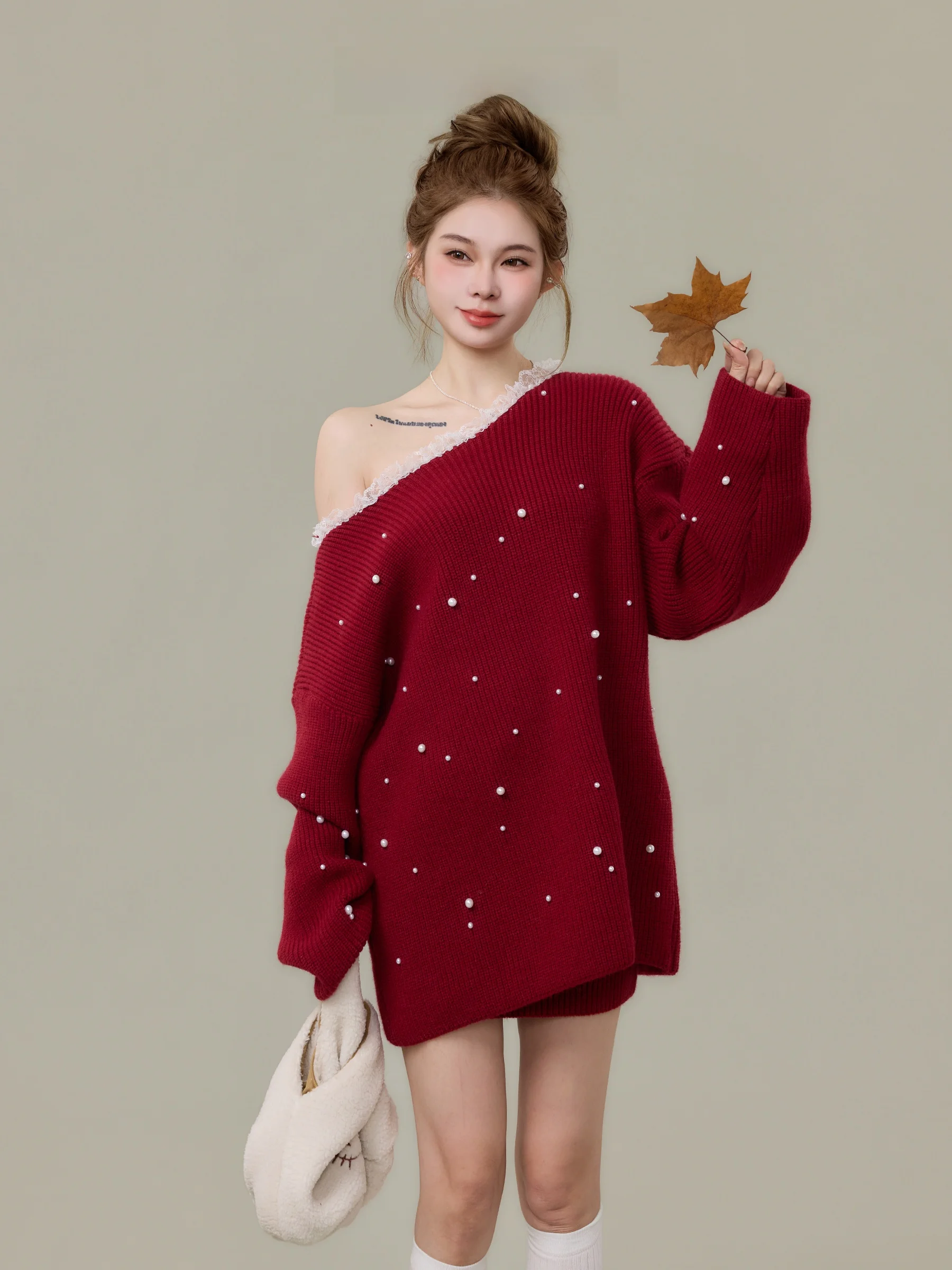 

Новогодний красный вязаный комплект: женский осенне-зимний свитер с кружевной отделкой и асимметричным вырезом, короткая юбка, модный комплект из двух предметов