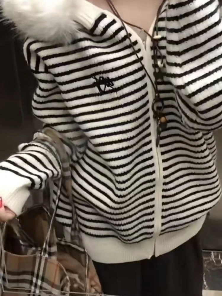 2025 الكورية نمط مخطط سترة متماسكة المرأة الشارع الشهير فضفاض الصوف طوق سترة تصميم الخريف الشتاء موضة معطف مقنع