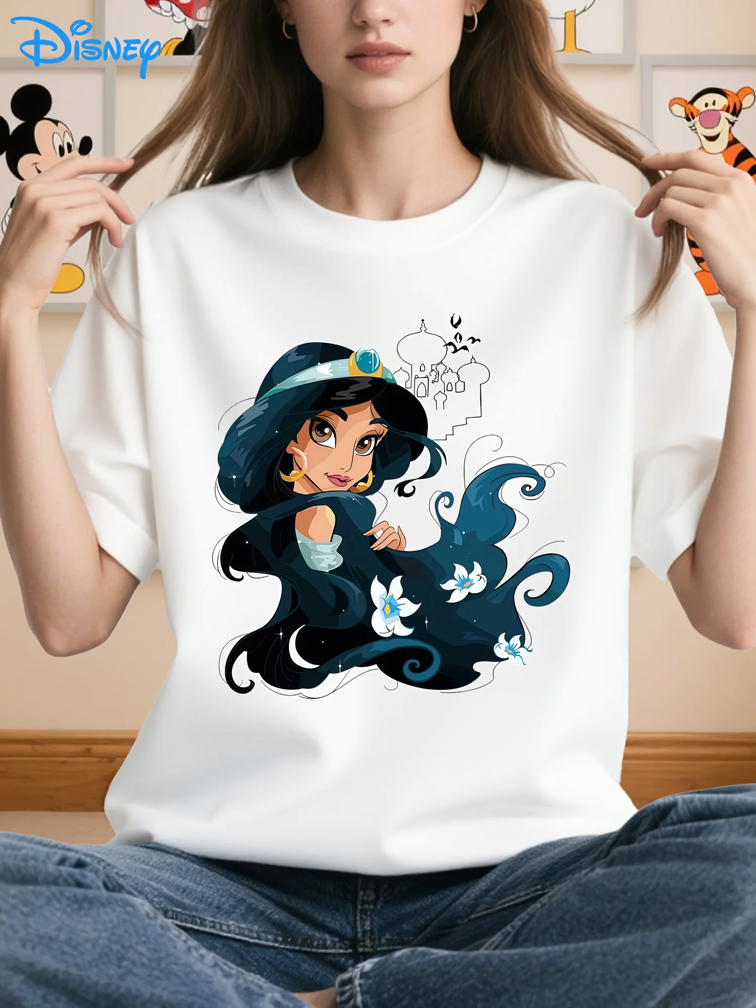 

Женская футболка принцессы Диснея с жасмином — оверсайз с коротким рукавом и круглым вырезом, струящиеся волосы и дизайн ночи пустыни Agrabah