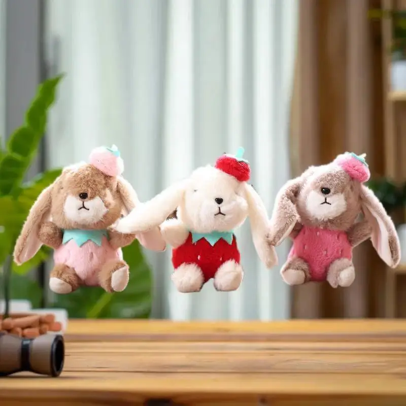 Adorável pingente de boneca de coelho, chaveiro de brinquedo de pelúcia, mini design de morango de casal, acessório de mochila elegante, ideal para meninas