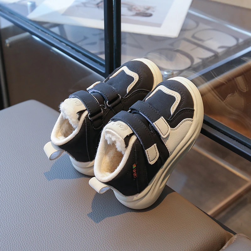 รองเท้ากีฬาเด็ก ปี 2025 รุ่นใหม่สำหรับฤดูหนาว รองเท้าลำลองแบบสวมใส่สบาย รองเท้าวิ่งกลางแจ้ง รองเท้าพื้นเรียบอเนกประสงค์