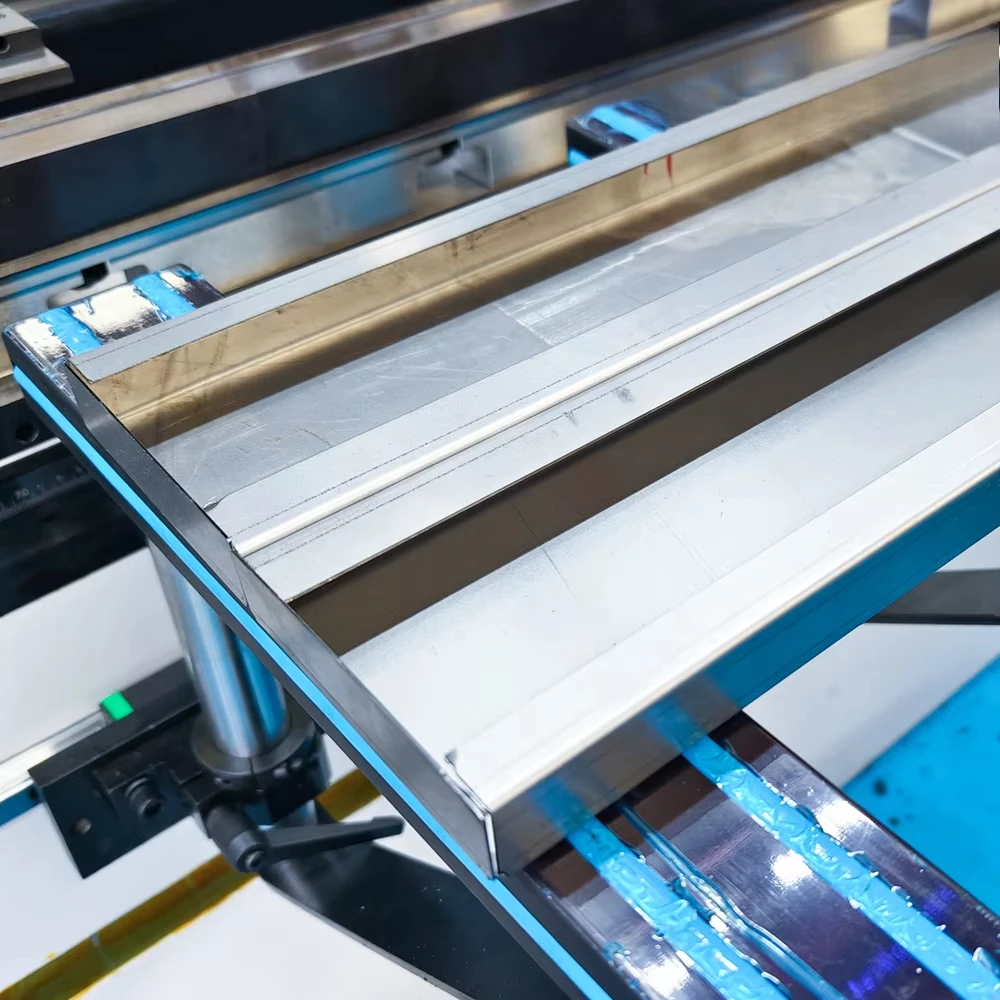 Efficient CNC Hydraulic Press Brake Machine with Quick Change Tooling Auto Programming LED Light Safety Guard