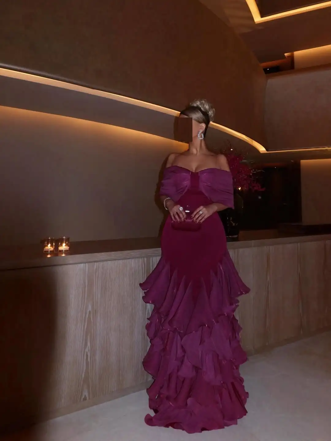 Nowy Trend w Modzie: Sukienka Wieczorowa/Studniówkowa Syrenka z Odkrytymi Ramionami, Falbanami, Warstwami, Satynowa, Długa do Podłogi, Urocza, Bajkowa