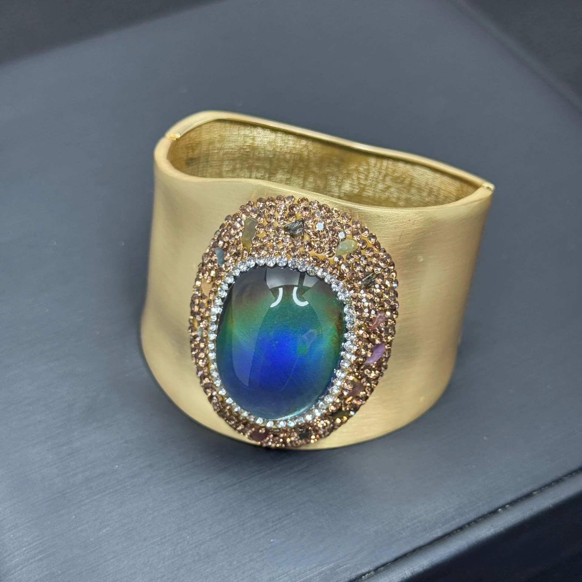 

Thermochromic Stone Bracelet for Women - Personalized, Fashionable European & American Style Accessories, Bold Thermochromic Sto