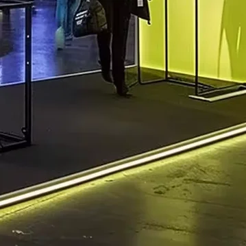 أحدث اتجاهات في أنظمة ملفات الإضاءة بتصميم كشك المعرض المستخدمة في شرائط النيون LED مع كشك العرض التجاري