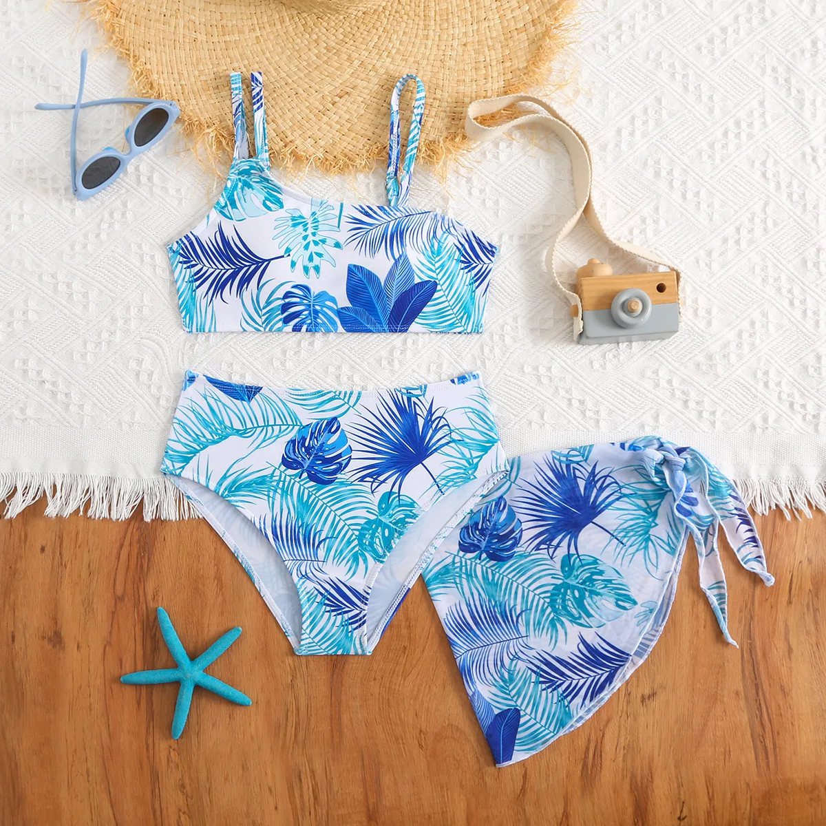 

Женский синий комплект бикини с тропическим принтом из 3 предметов: топ с асимметричными бретелями, плавки с высокой талией и юбка-парео на завязках для пляжа и плавания