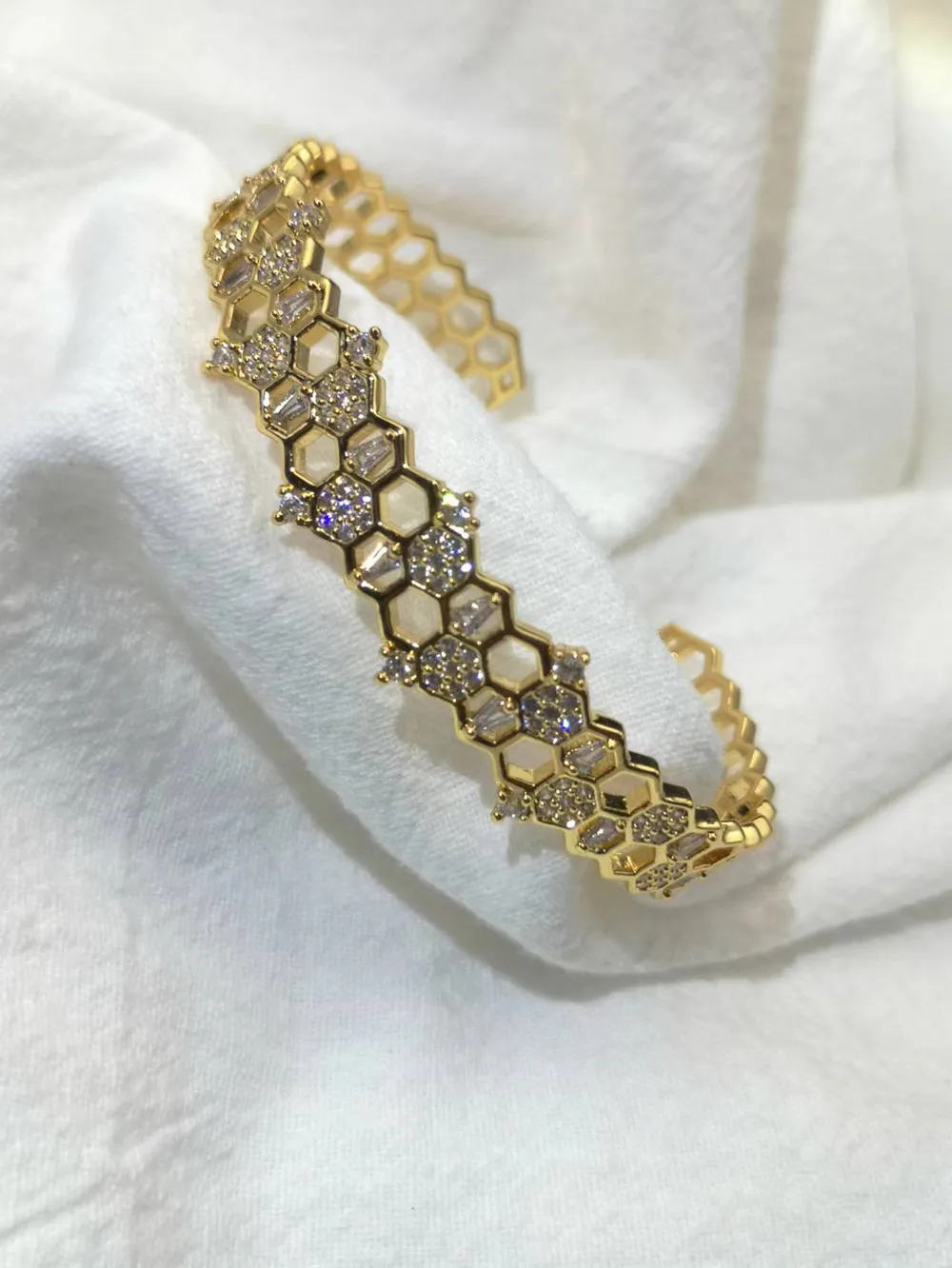 

Zircon plated gold luxury bracelet with an opening, simple fashion