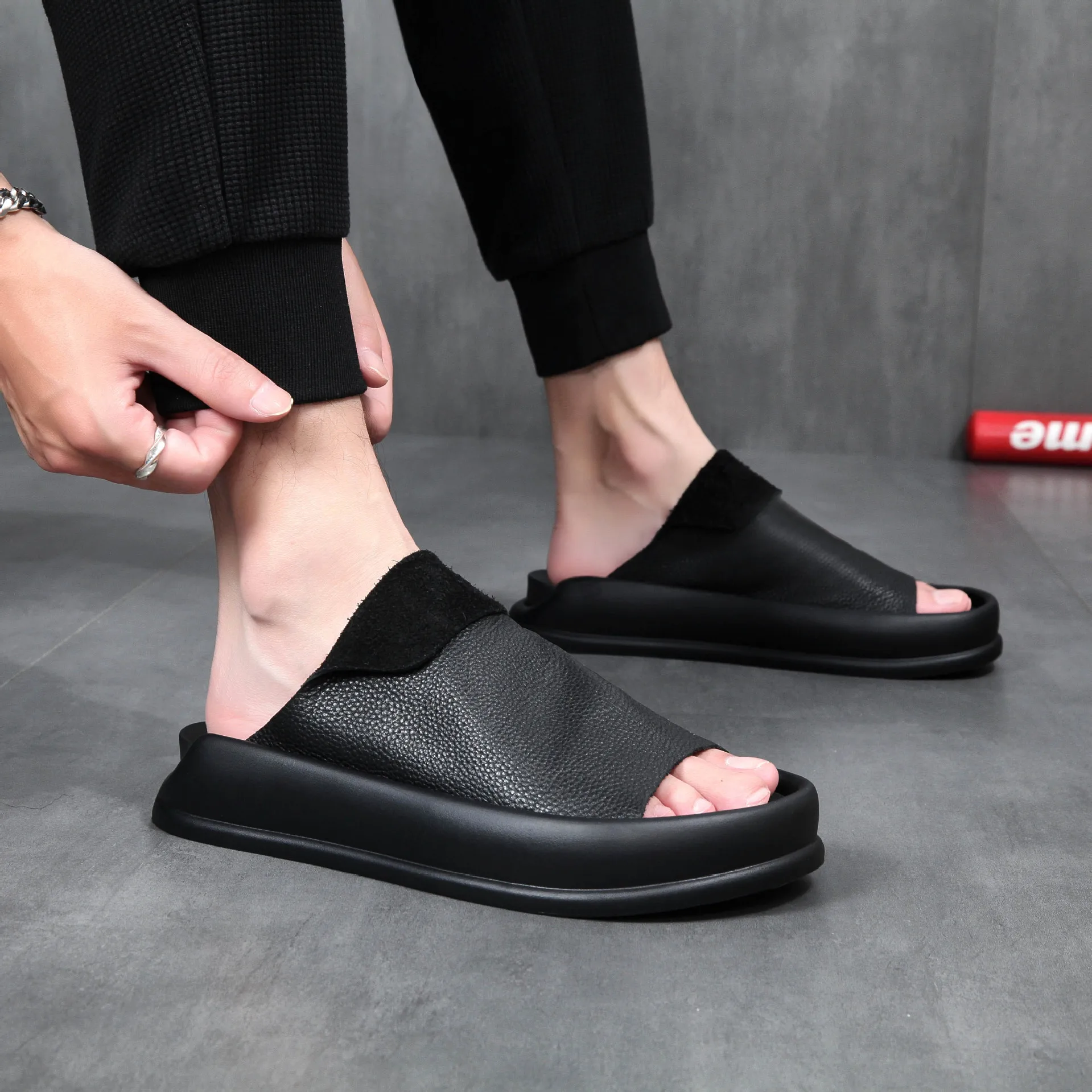 2024 New Men\'s Head Layer Cowhide Slippers Fashion Causal Designer Solid Color Slipper Shoes Male Summer Dermis Flip Flops Man