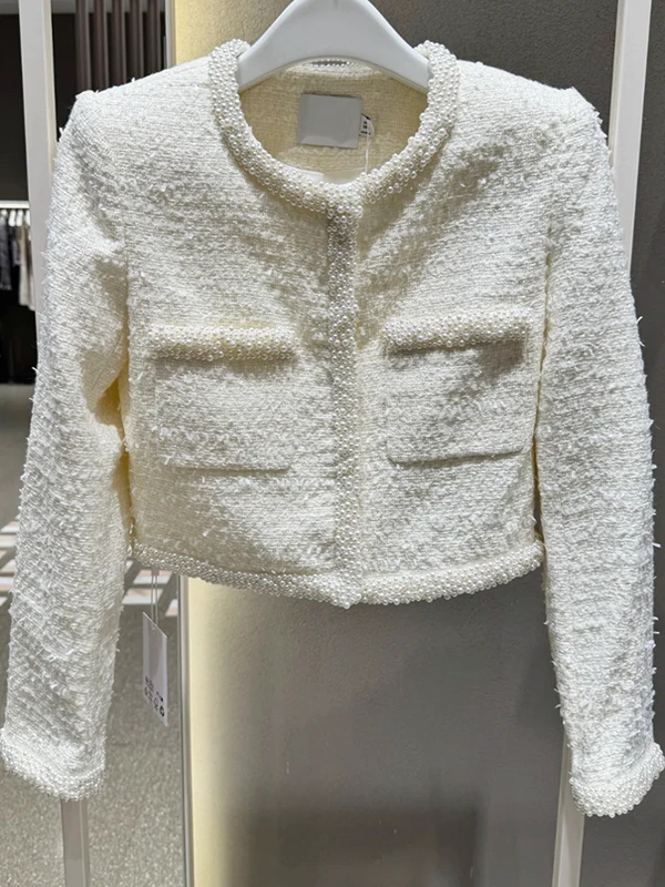 ชุดถักเนื้อผ้าสีขาวแต่งมุก พร้อมเสื้อและกระโปรง 8D SP Heidd เสื้อผ้าแฟชั่นผู้หญิงสำหรับฤดูหนาว 2024