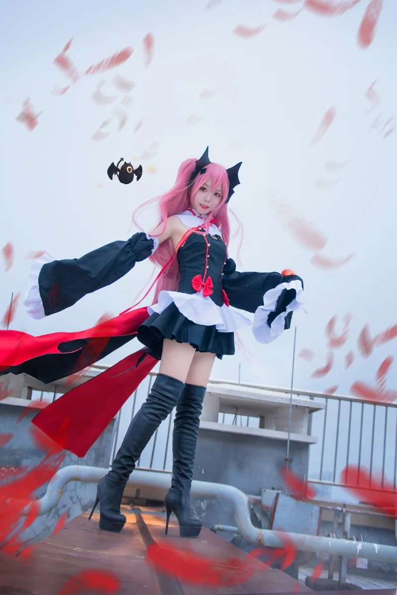 زي تنكري للنساء على شكل ملكة مصاصة الدماء لعيد الهالوين، زي مصاص الدماء كولو سيباسي من سلسلة 'الصعود اللانهائي'، زي صيني تقليدي