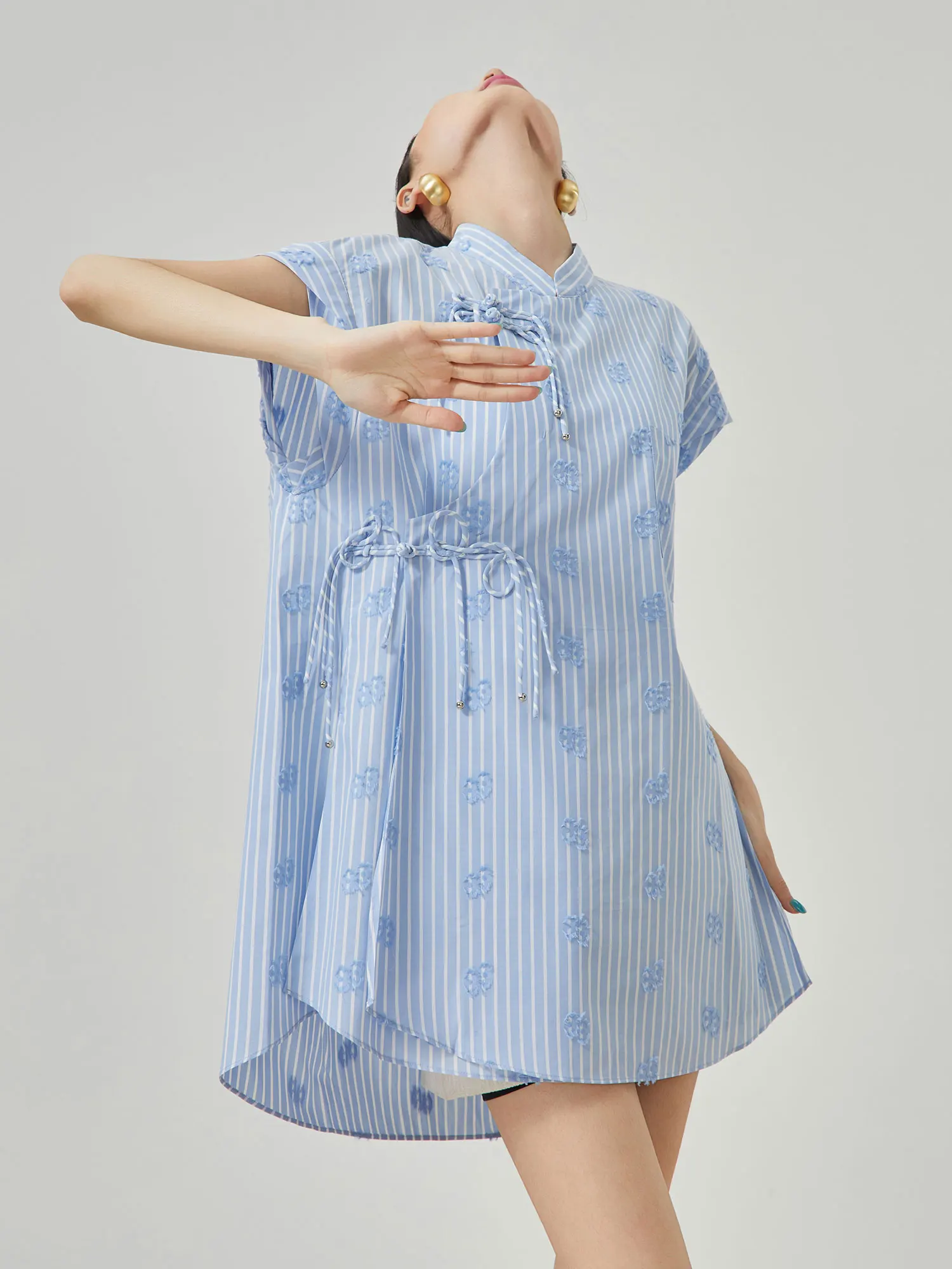 

Новая синяя женская блузка в китайском стиле без рукавов, с воротником-стойкой, в полоску, с узлом, без пуговиц, летний дизайн, модный топ