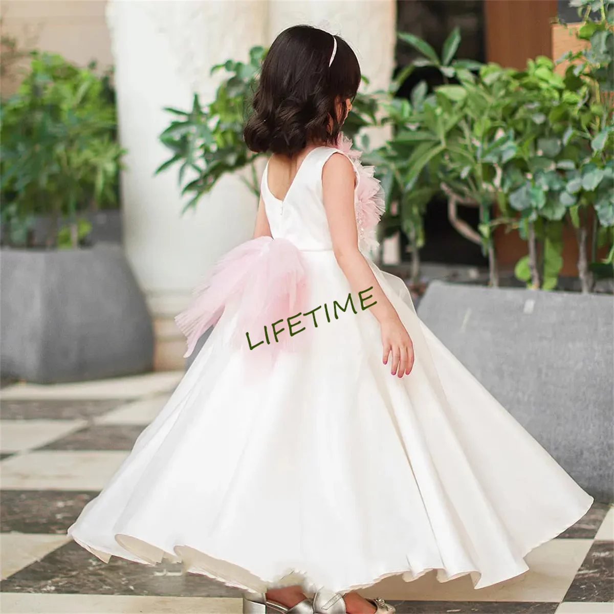 Elegant White Dubai Girl Dress Pearls Arab Kids Bridesmade Princess Gown for Wedding Birthday Holiday Party 2024